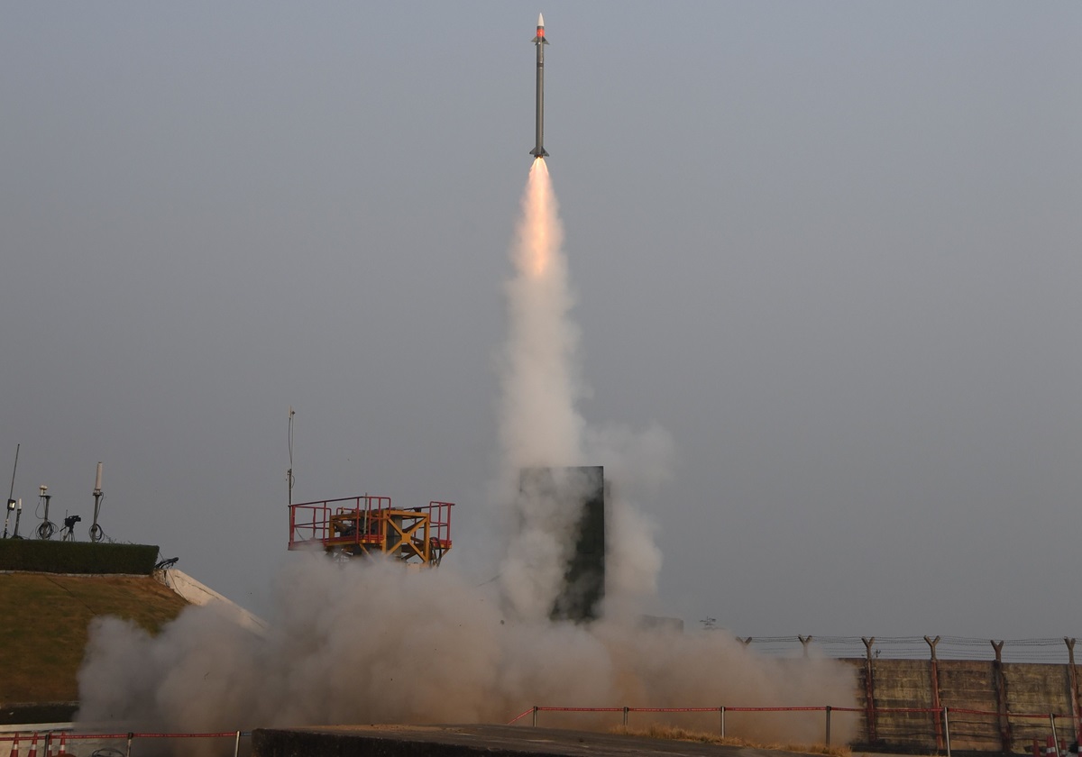Indien baut ein eigenes Luftverteidigungssystem, das in der Lage sein wird, Raketen, Drohnen, Flugzeuge, Hubschrauber und Präzisionsmunition in einem Umkreis von 350 km abzuschießen