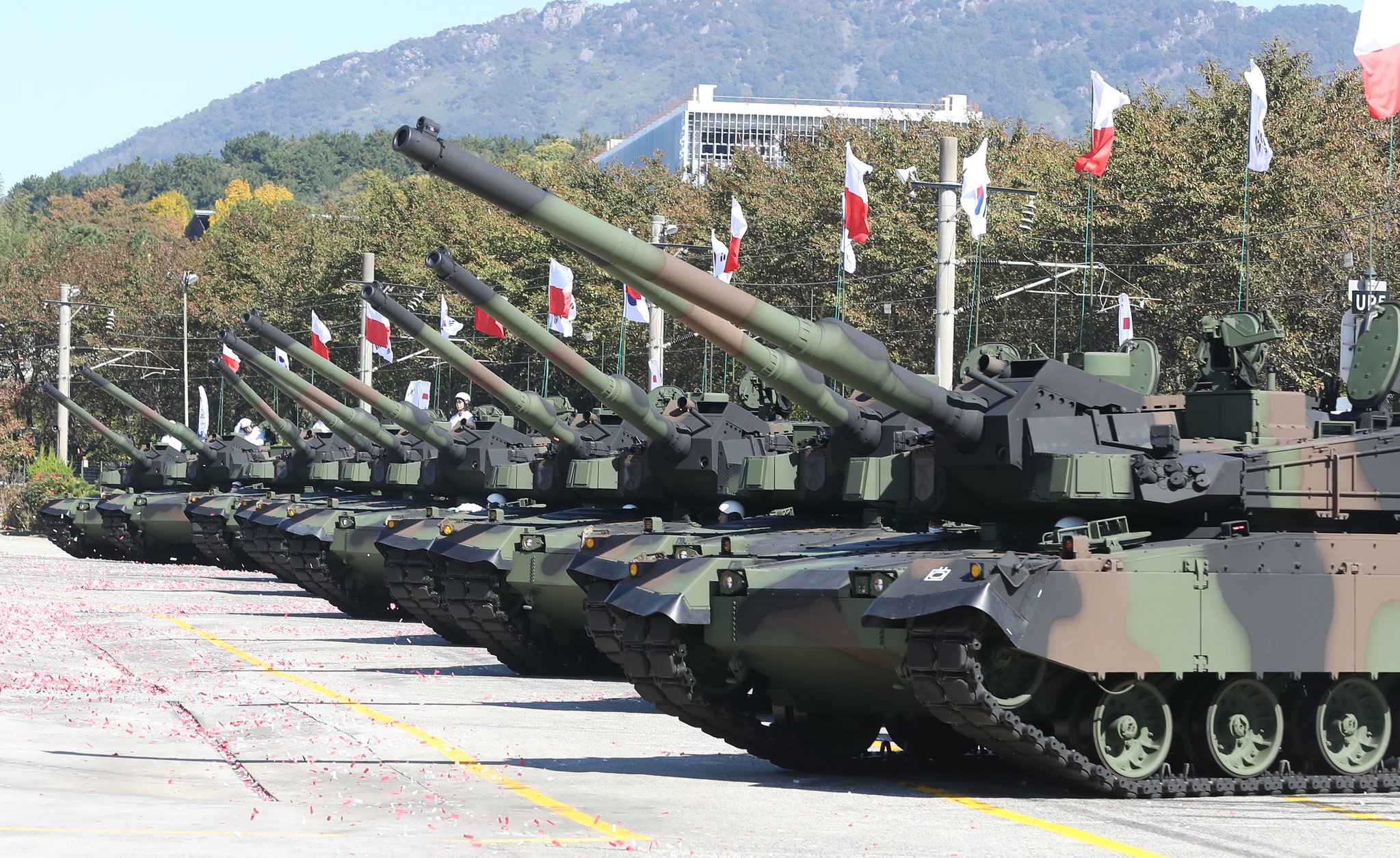 Bereits bereit: Hanwha Defense lieferte die ersten 24 K9A1 Thunder ACS und 10 K2 Black Panther Panzer nach Polen