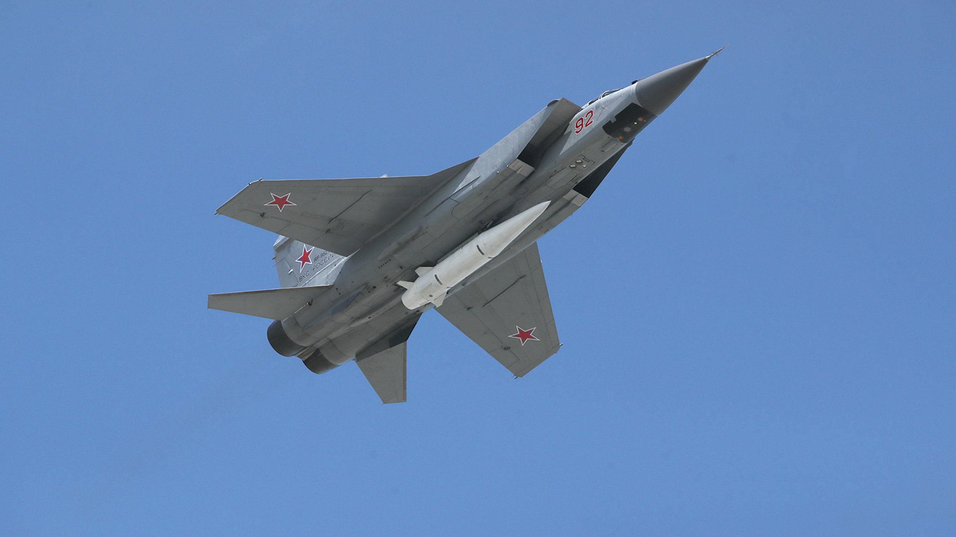 MiG-31K-Kampfflugzeug, das Hyperschallraketen "Dagger" tragen kann, fing in Belarus Feuer