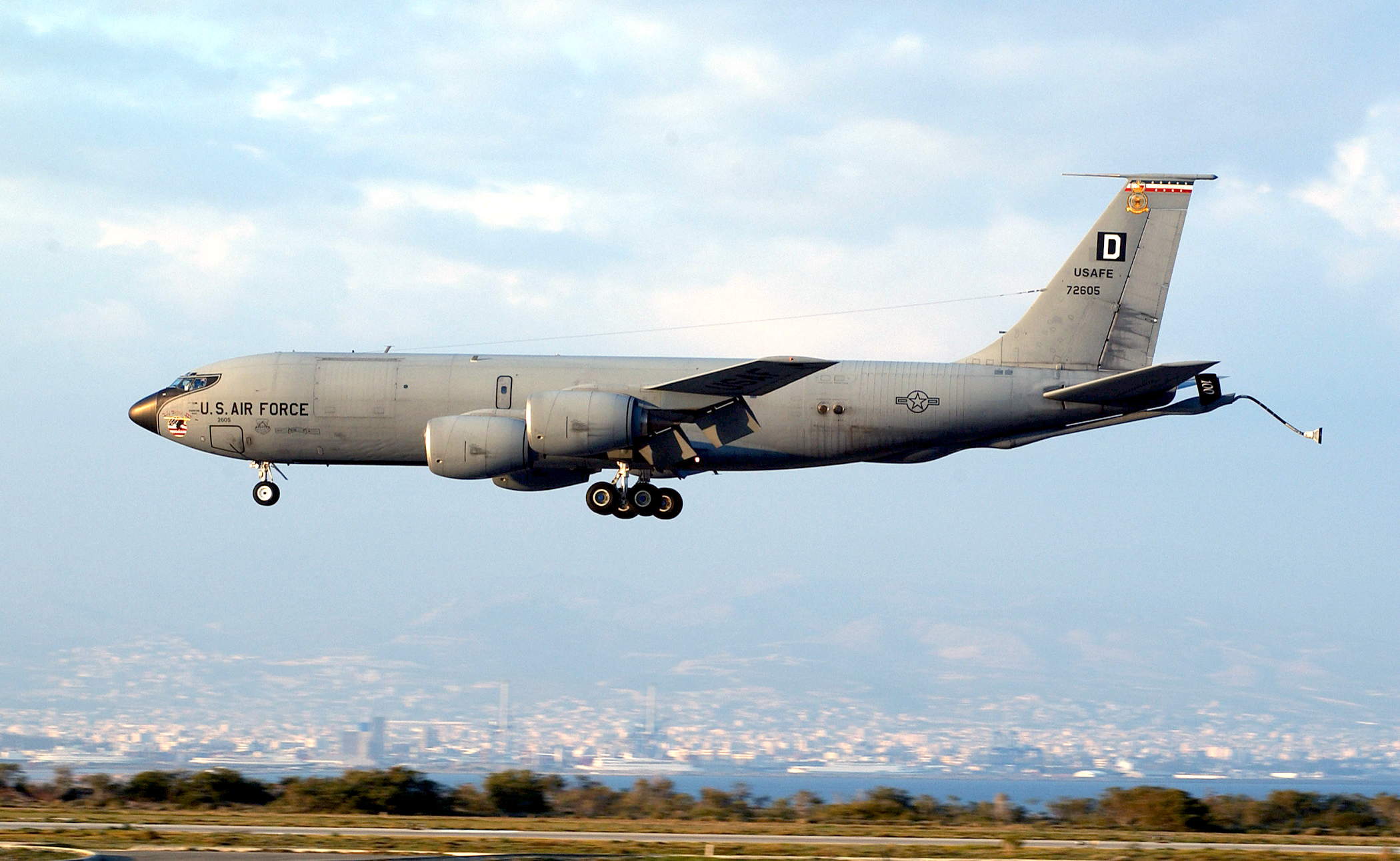 Trolling de nivel 80: Un avión militar estadounidense "dibujó" un pene en el cielo sobre una base aérea rusa