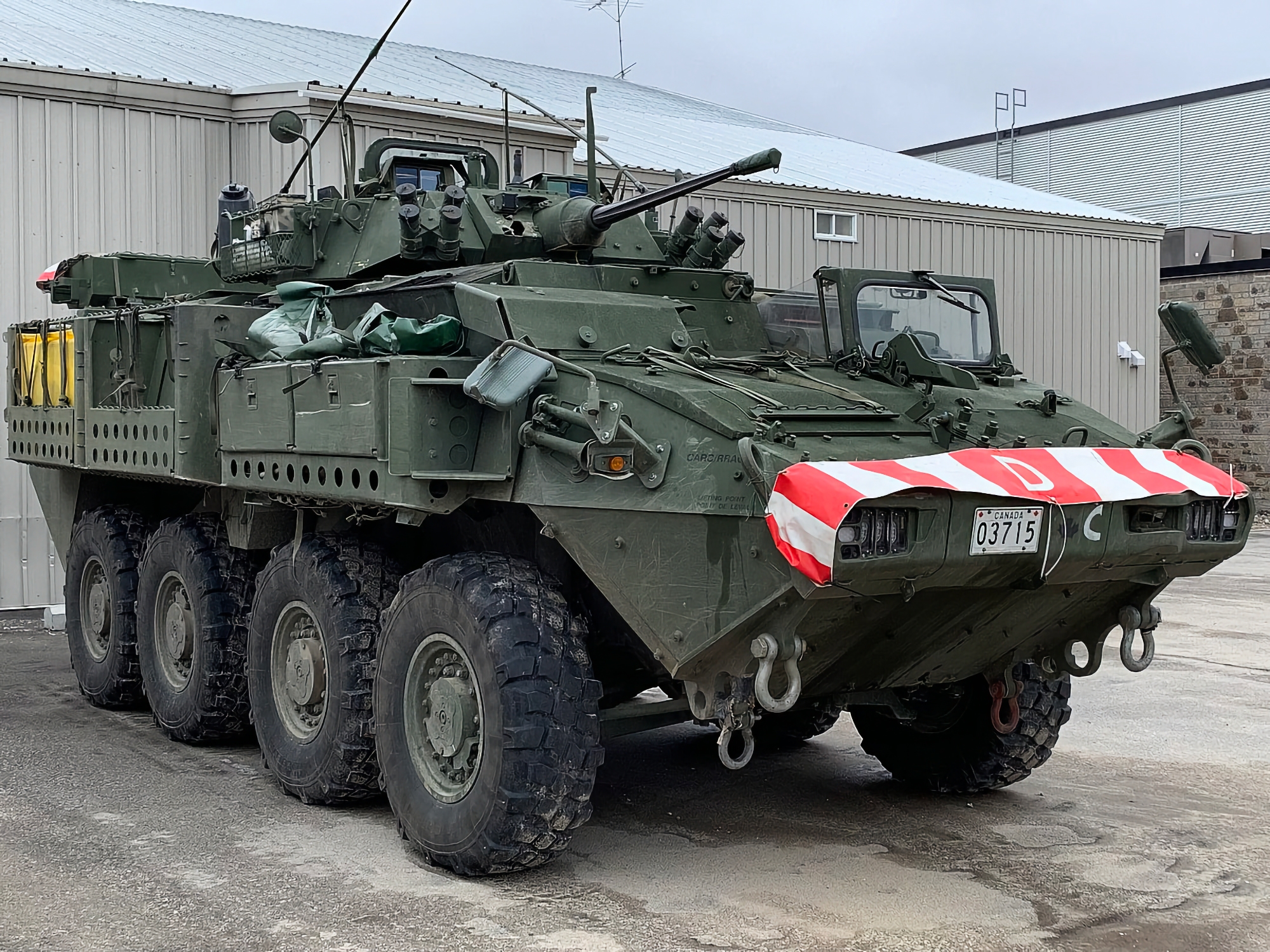 ЗСУ влітку отримають від Канади нову партію бронетранспортерів LAV II ACSV Super Bison