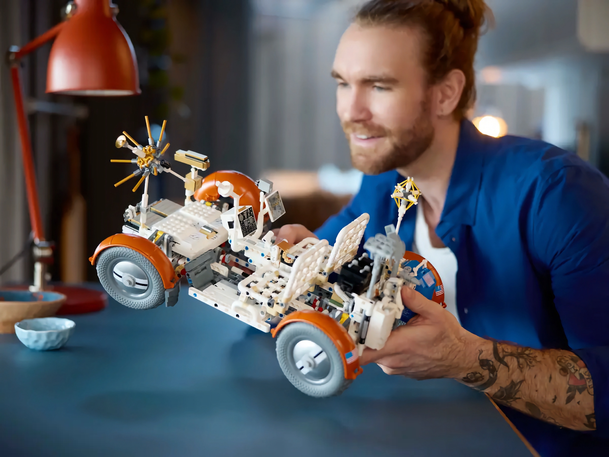 LEGO ha presentato il set NASA Apollo Lunar Roving Vehicle Il set NASA Apollo Lunar Roving Vehicle ha 1.913 pezzi e costa 219 dollari.