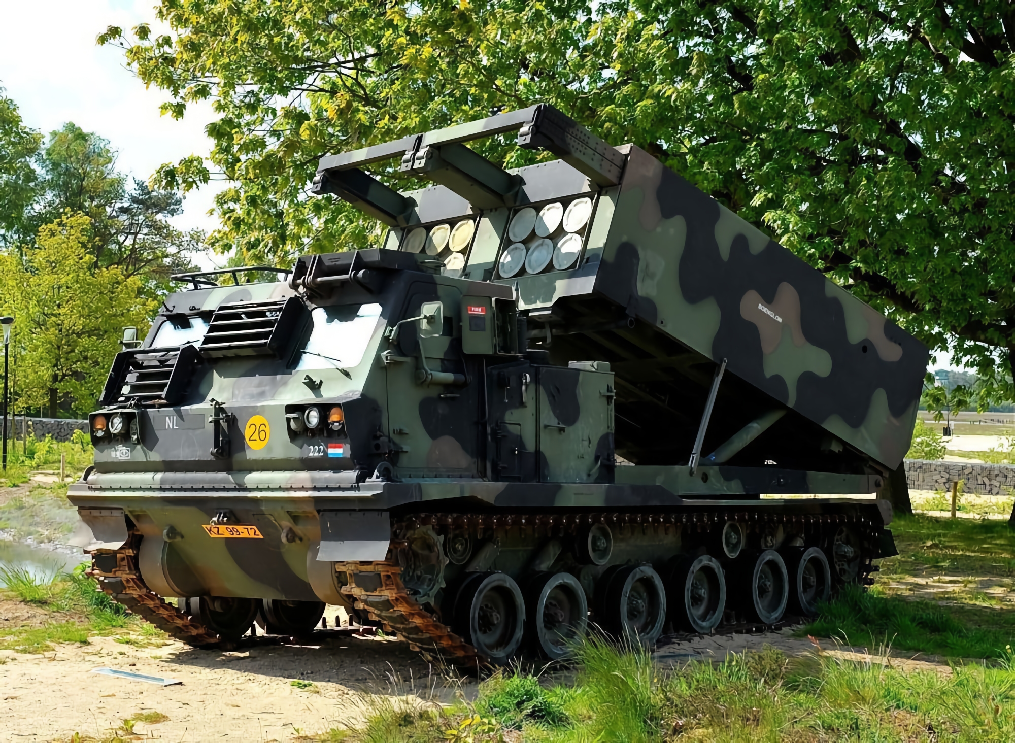 Франція передасть Україні 3 реактивні системи залпового вогню LRU - це модифікована версія M270