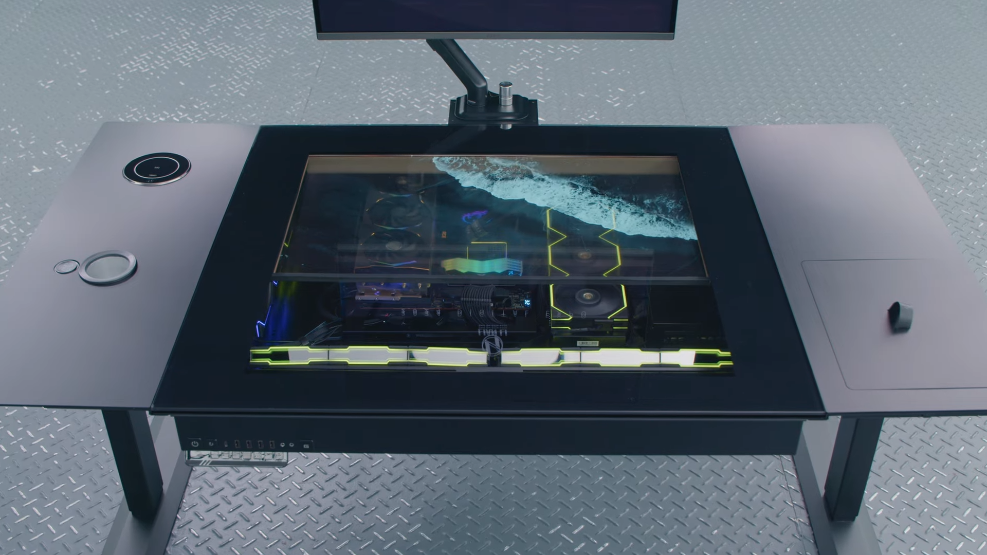 Lian Li hat das DK-07 vorgestellt - das originelle PC-Tischgehäuse mit integriertem, transparentem OLED-Display