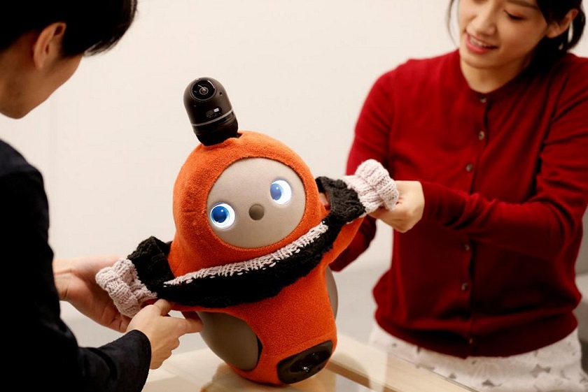 Японці представили Lovot: робота з почуттями у вигляді м'якої іграшки на коліщатках за ціною $3100