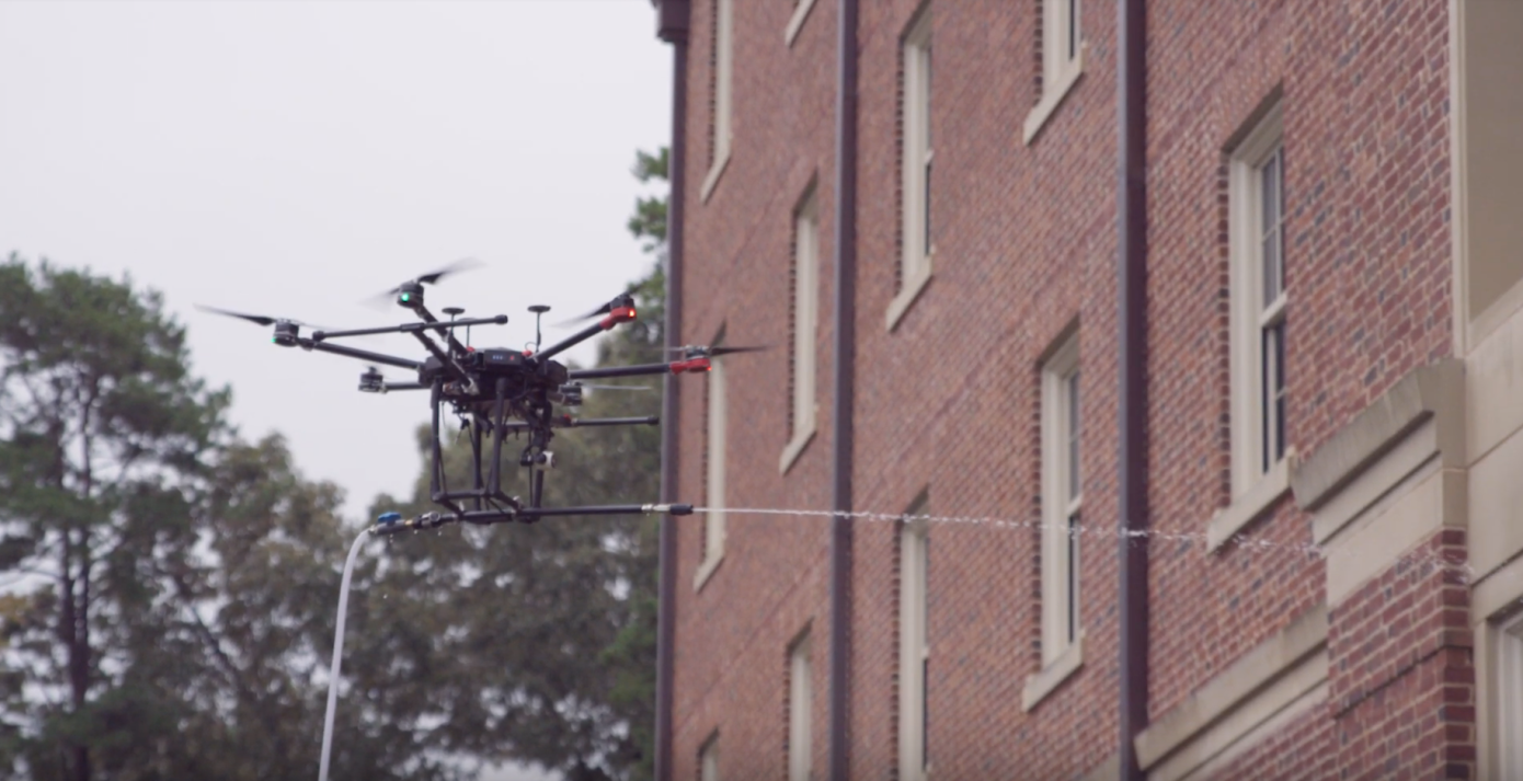 Zamiast załogi roboczej: inteligentny dron myje okna