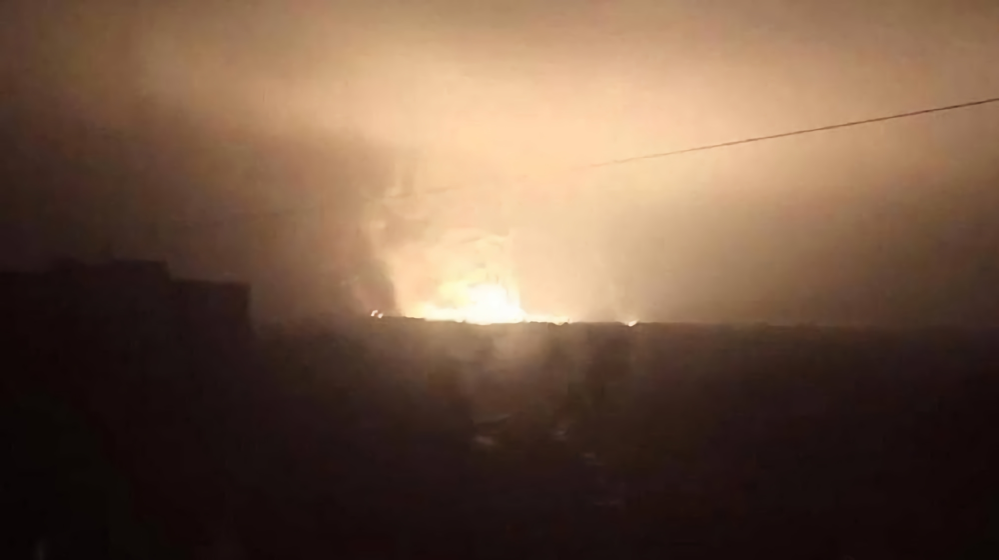 Die Nacht bricht herein, HIMARS erwacht: eine Reihe von Explosionen im besetzten Luhansk