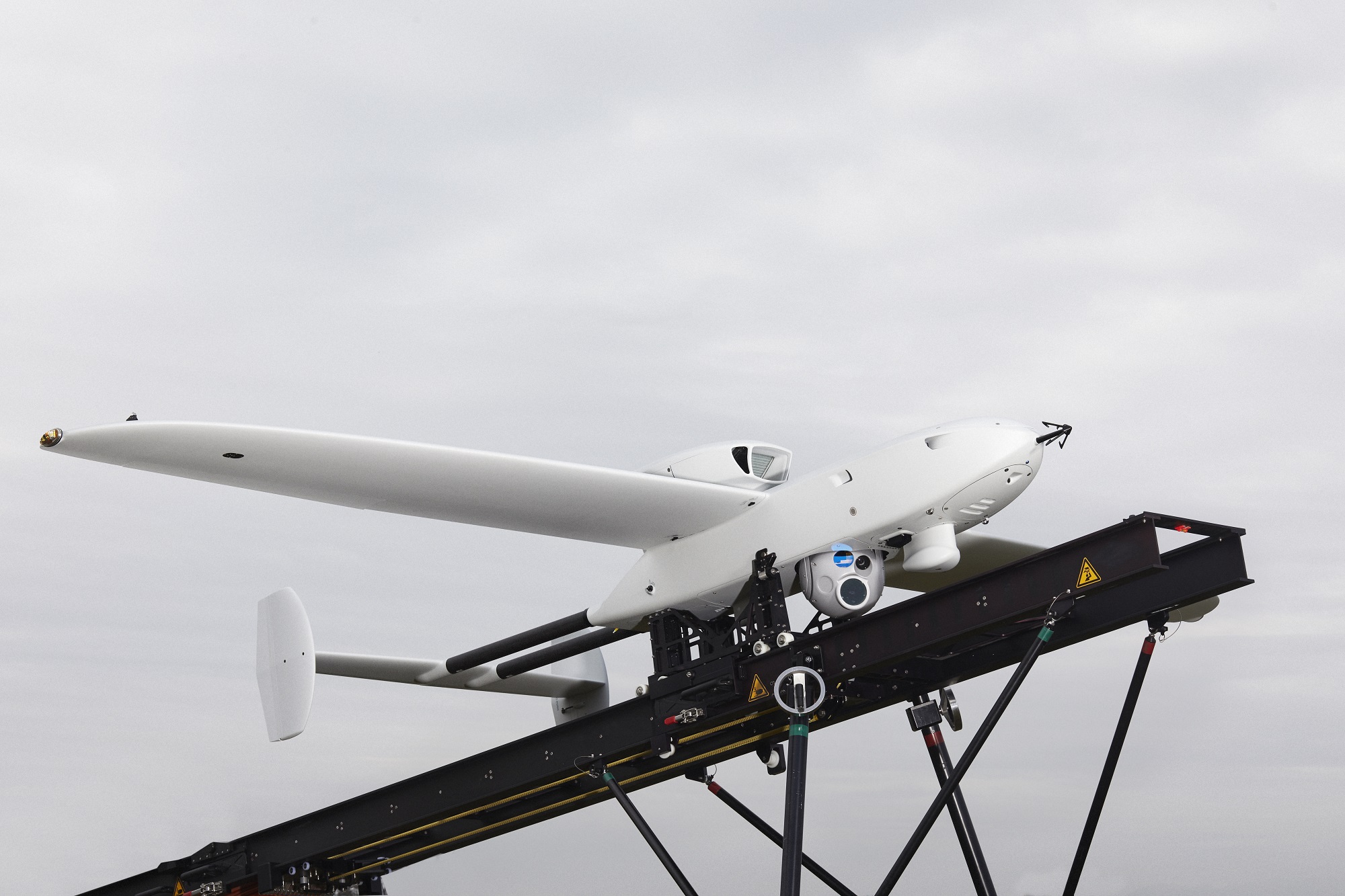 Duitsland kocht van Rheinmetall voor Oekraïne moderne verkennings-UAV's Luna NG, drones kunnen meer dan 12 uur in de lucht blijven en informatie verzenden op een afstand van meer dan 100 kilometer.