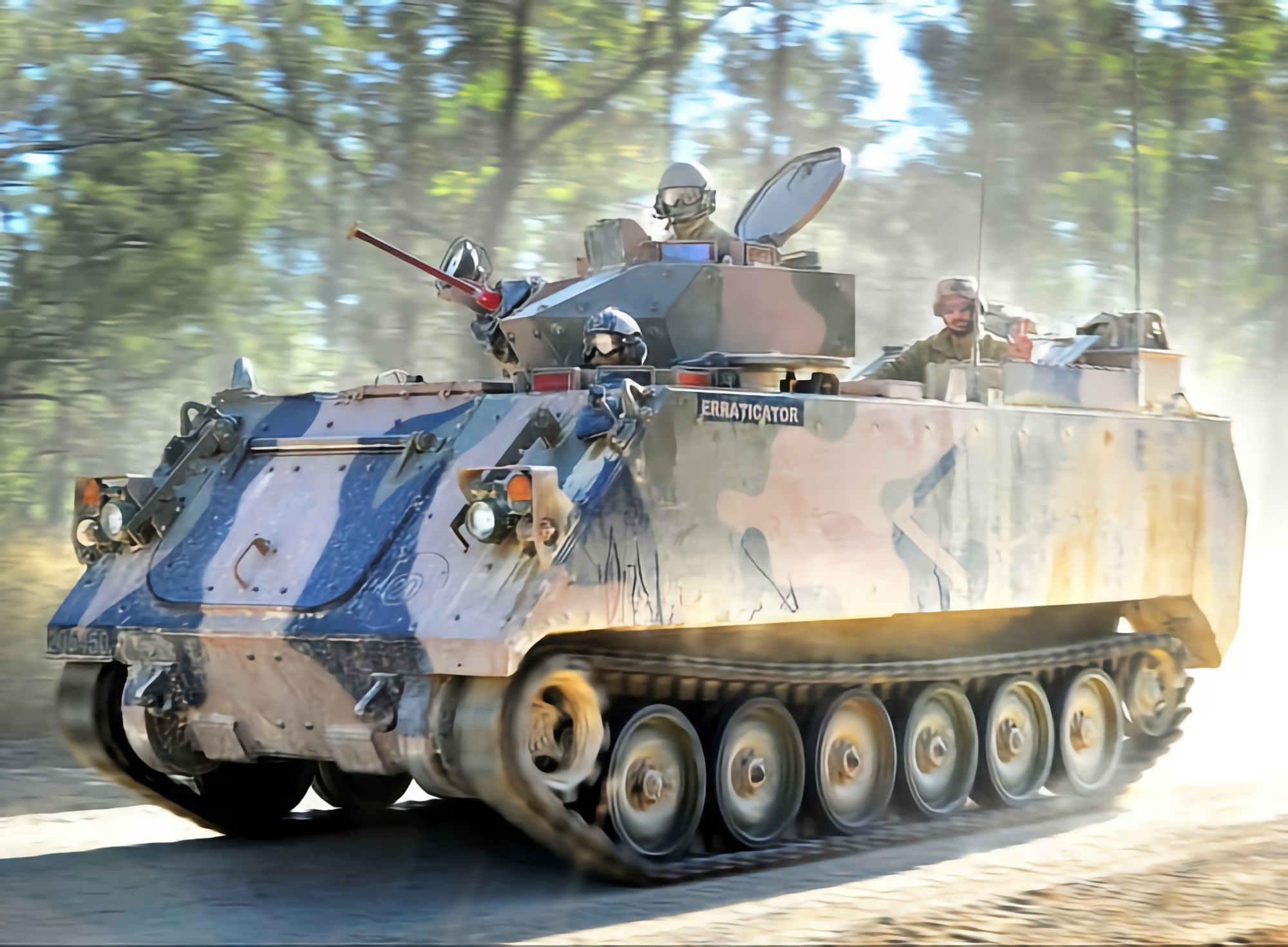 Las fuerzas armadas ucranianas ya utilizan en el frente vehículos blindados de transporte de personal M113AS4, que fueron enviados a Ucrania por Australia