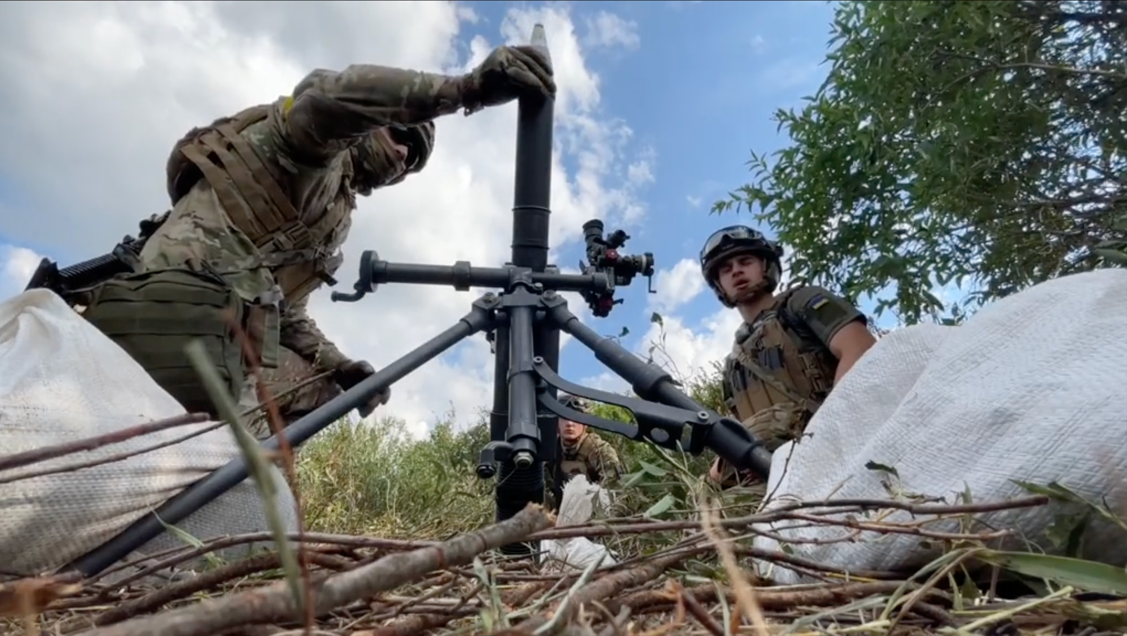 APU disparando a posiciones enemigas con morteros estadounidenses M224 Mortar (video)