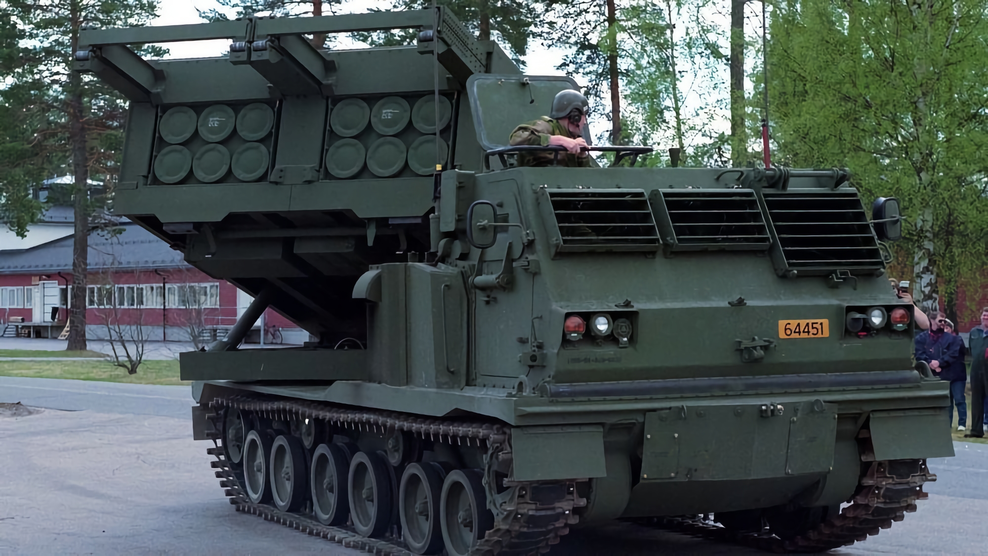La Gran Bretagna darà all'Ucraina altri MLRS: si aspettano altri M270 sulla base cingolata del Bradley BMP.