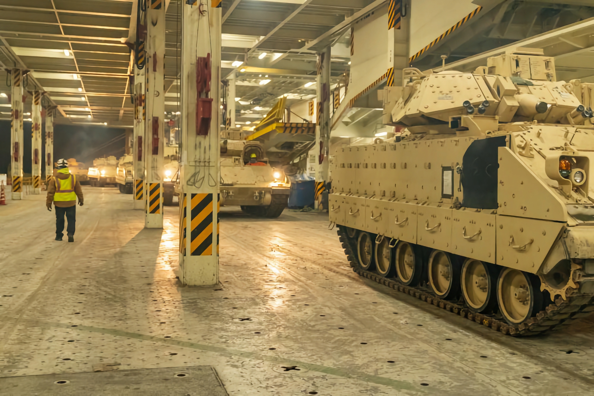 США відправили першу партію бойових машин піхоти M2 Bradley в Україну