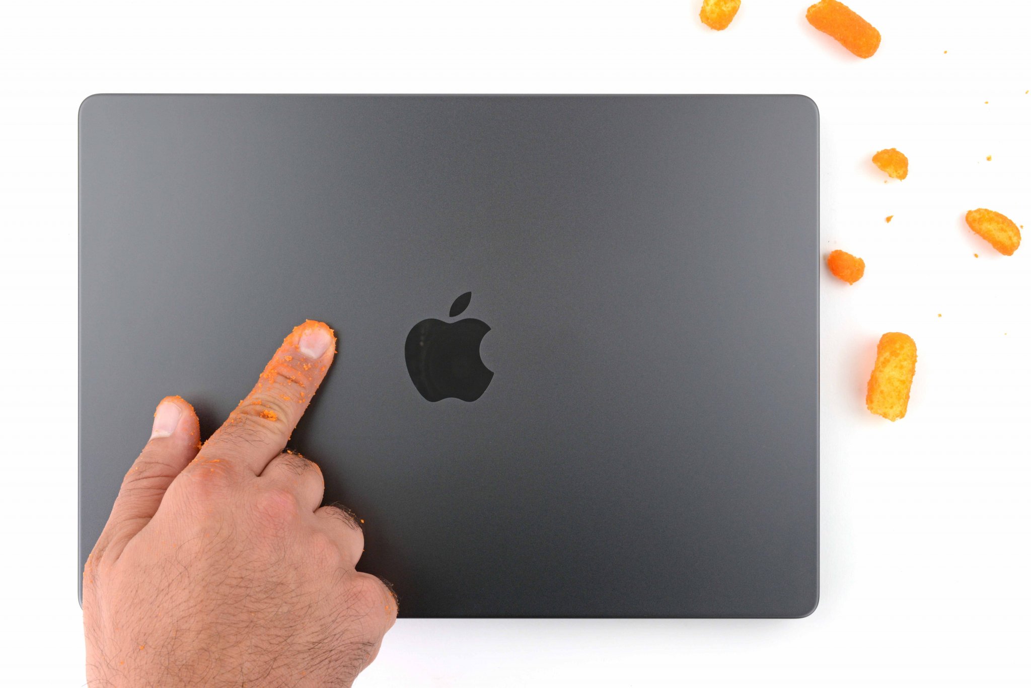 В iFixit розібрали новий MacBook Pro M3 і пояснили, чому корпус став темнішим і збирає менше відбитків пальців