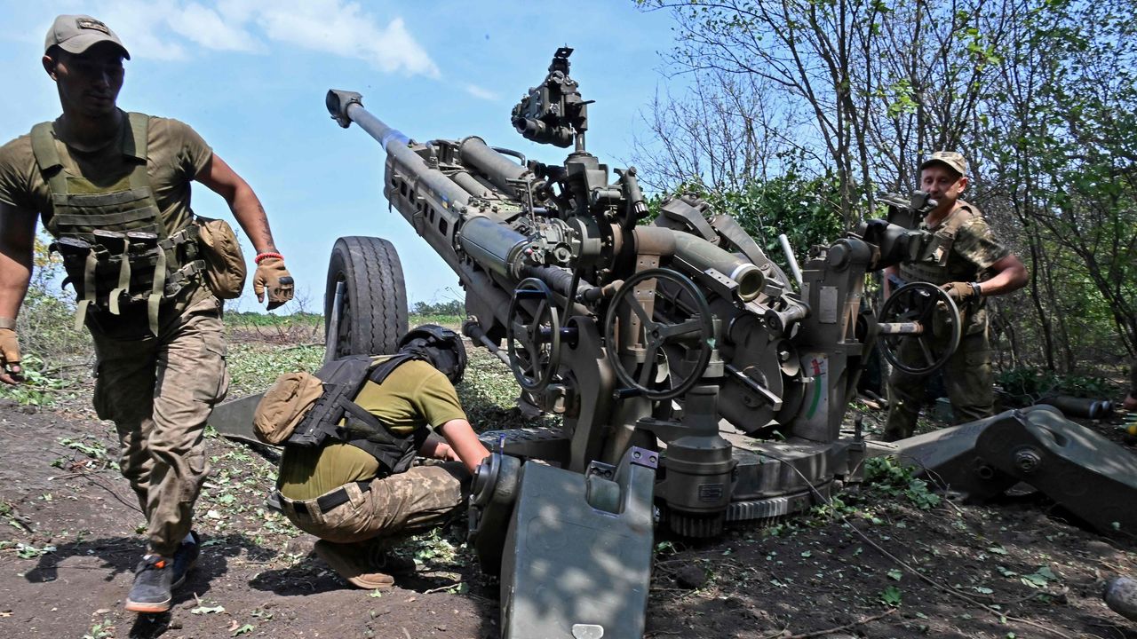 Tras el impresionante éxito en Ucrania, la empresa británica BAE y Estados Unidos quieren reanudar la producción de obuses M777 - WSJ