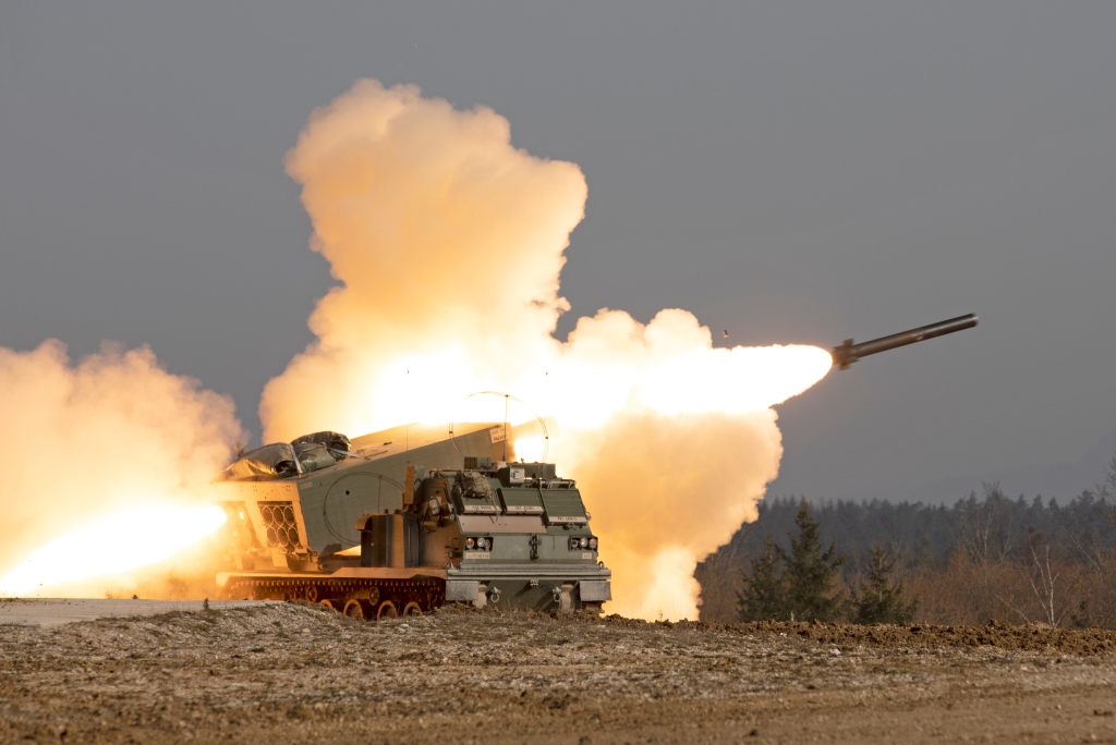 США наращивают запасы и производство ракет GMLRS дальностью 84 км для M142 HIMARS и M270 MLRS