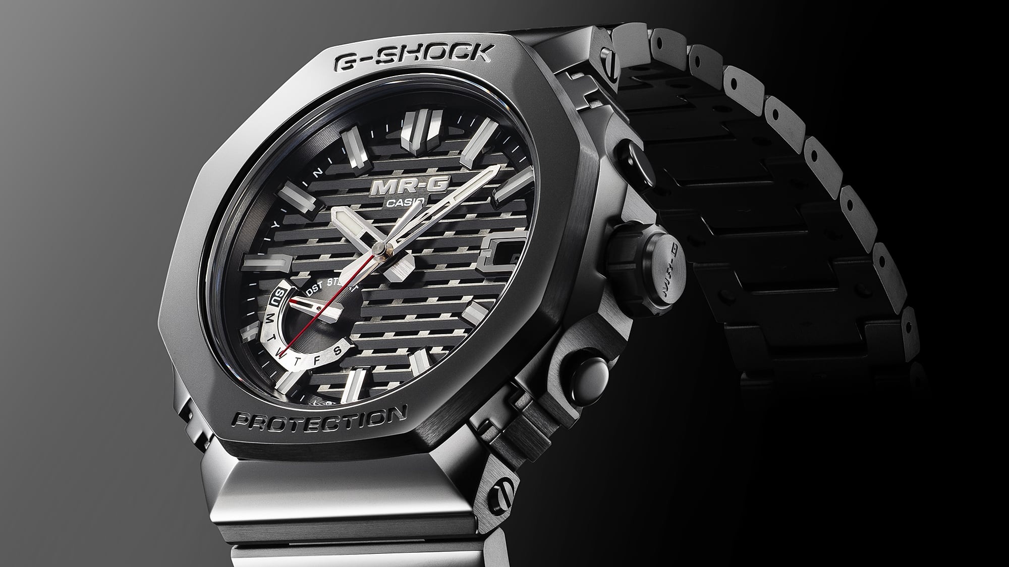 Casio G-Shock MR-G MRG-B2100R débutera en 2025 avec une lunette DLC, un bracelet Dura Soft et des accents dorés.