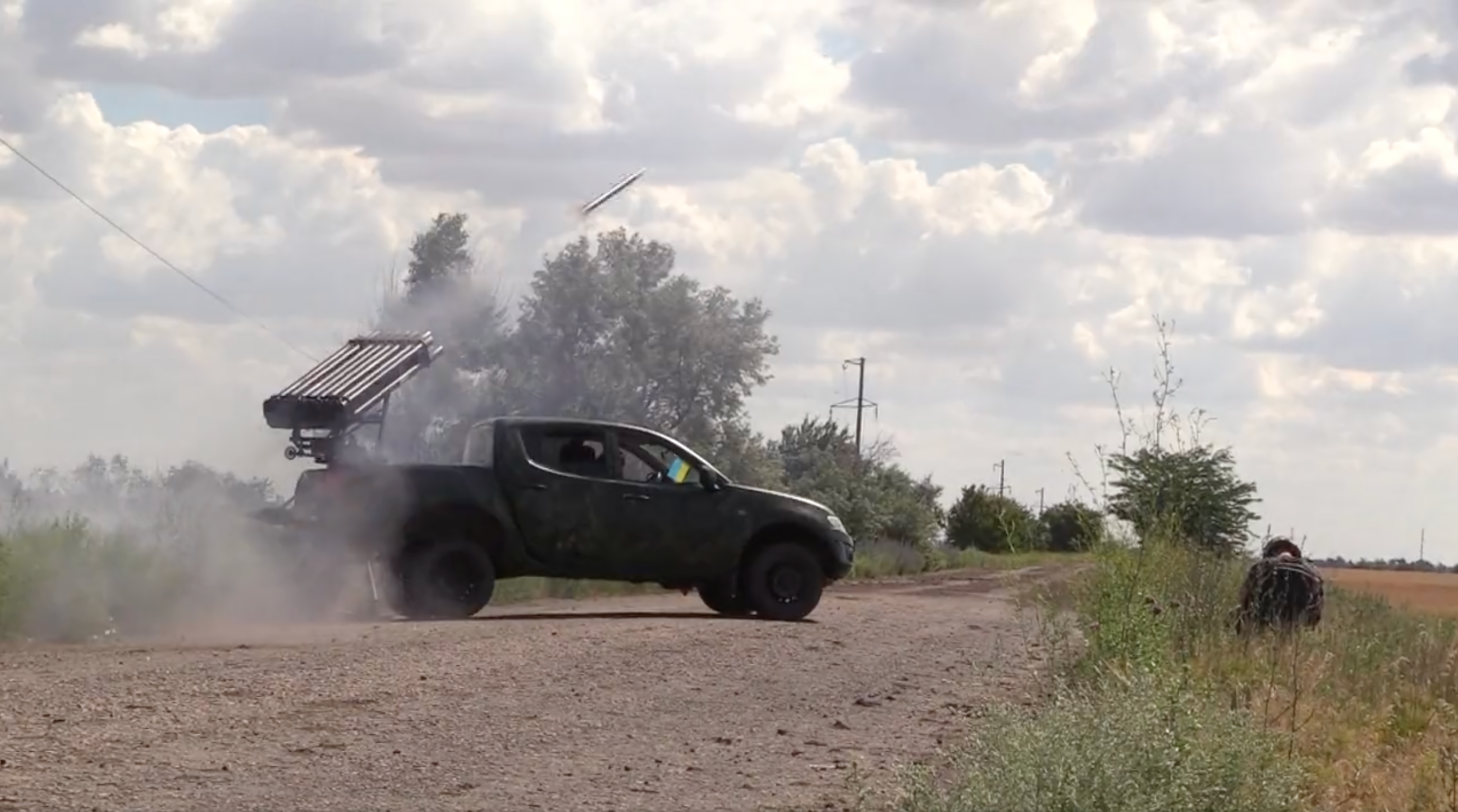 Die Streitkräfte der Ukraine installierten einen Werfer eines abgestürzten Ka-52-Hubschraubers auf einem Mitsubishi L200 und feuerten damit auf Ausschläge (Video)