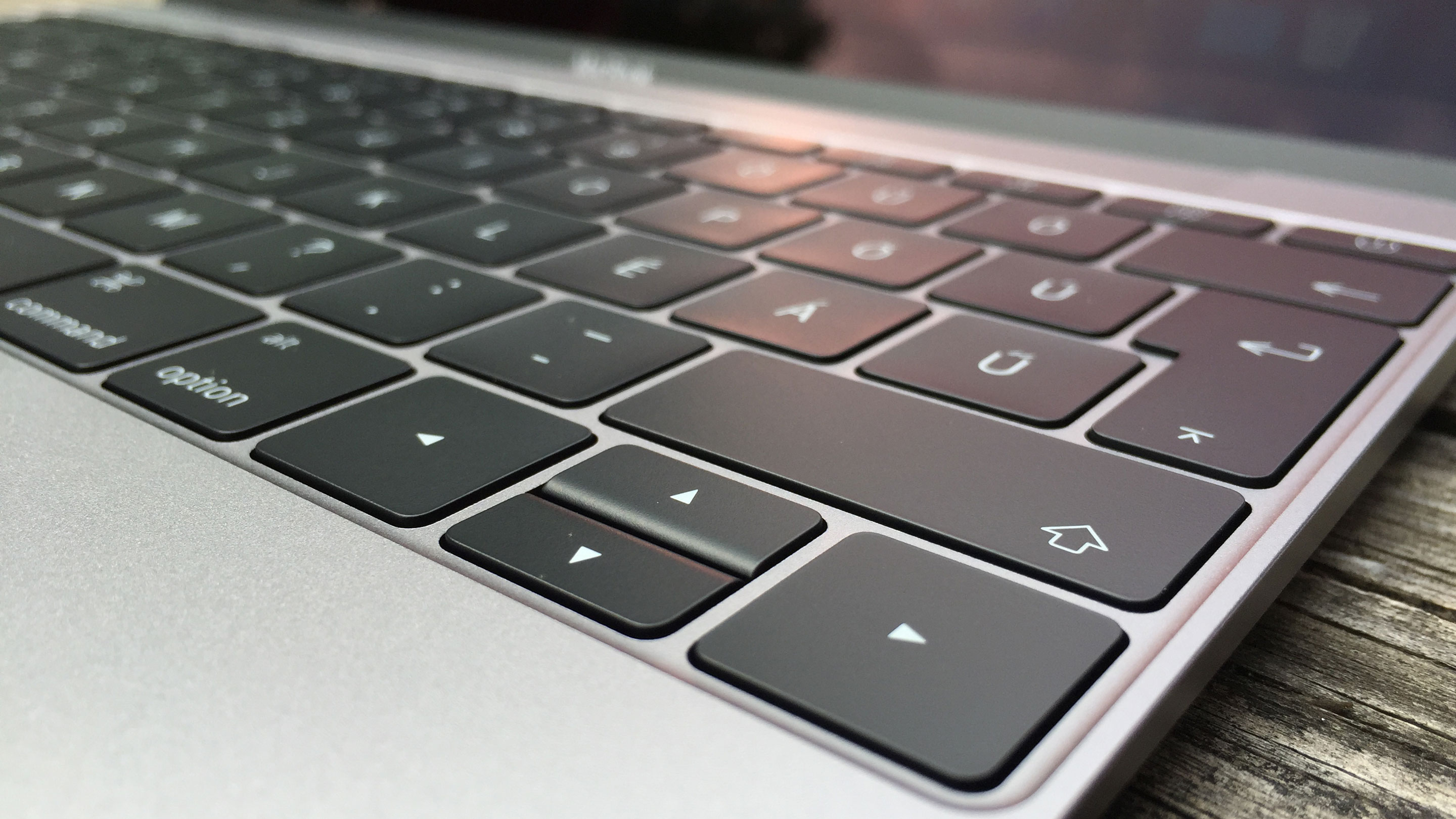 W nowym MacBooku Apple rezygnuje z klawiatury motylkowej
