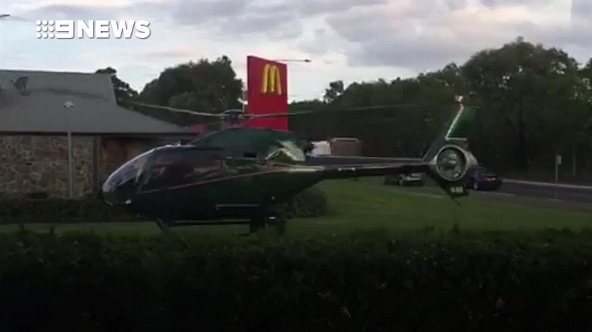 Австралиец прилетел в McDonald’s на вертолете (видео)