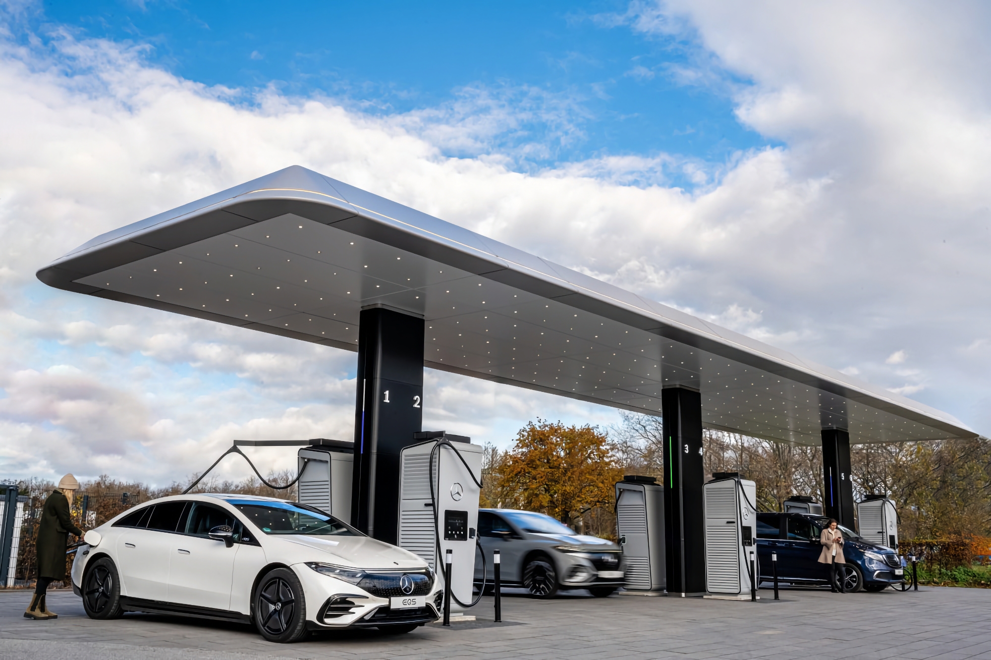 Mercedes відкрила в Європі фірмовий хаб із зарядними станціями для електромобілів потужністю 300 кВт