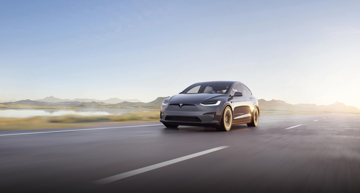 Tesla falseó los anuncios del piloto automático: en realidad, el coche chocó contra una valla