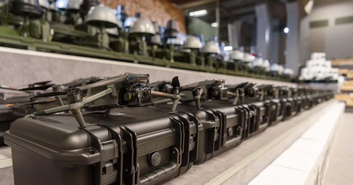 Poroshenko hands over 3,140 drones (Mavic 3 and Molfar) and 50 Shatro multi-band electronic warfare dome stations to the Armed Forces (photo)