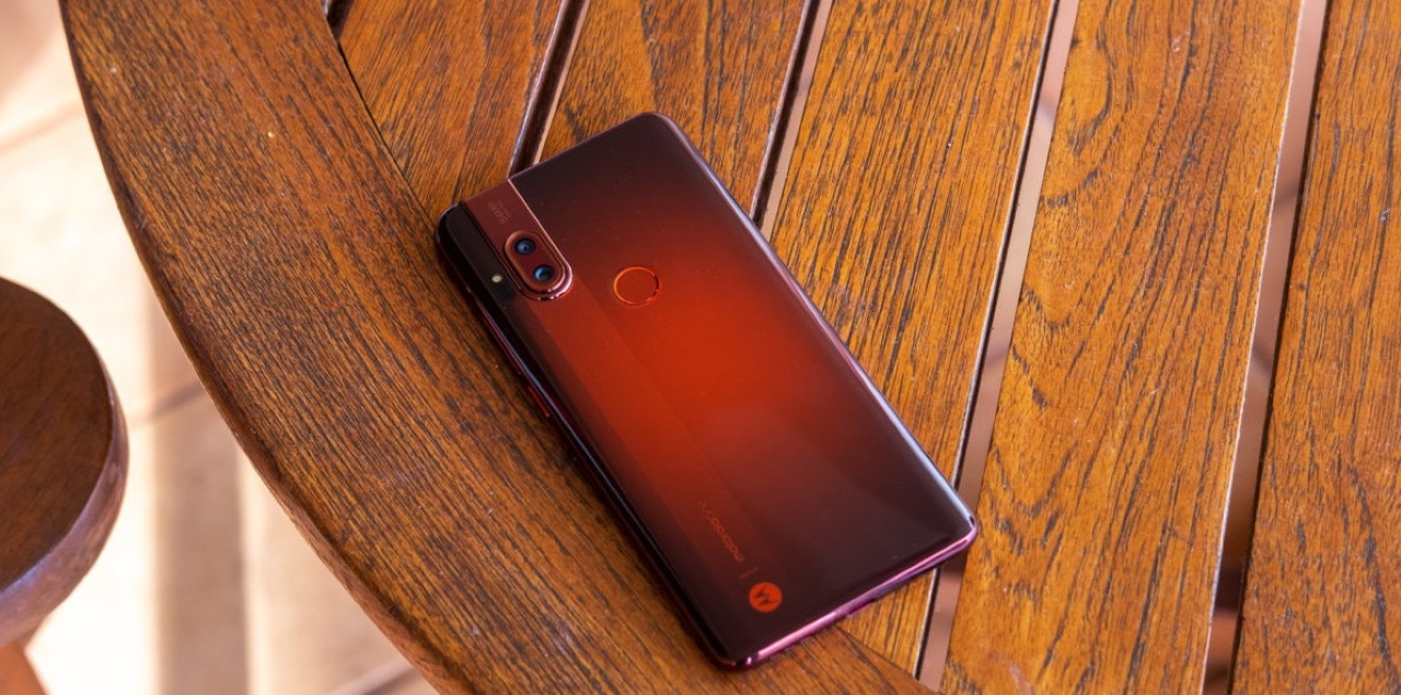Motorola готує флагманську лінійку смартфонів One 2020: Waterfall-дисплеї на 90 Гц, чіпи Snapdragon 765/865 та підтримка 5G