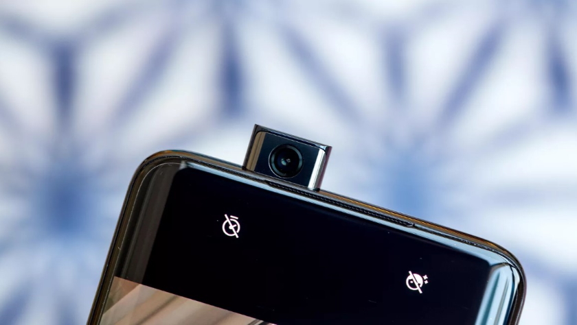 Невідомий смартфон Motorola з'явився на фото з висувною камерою та LED-підсвіткою навколо сканера