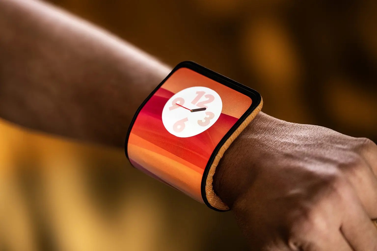 Motorola har afsløret et fleksibelt smartphone-armbånd, der kan bæres om håndleddet i stedet for et ur.