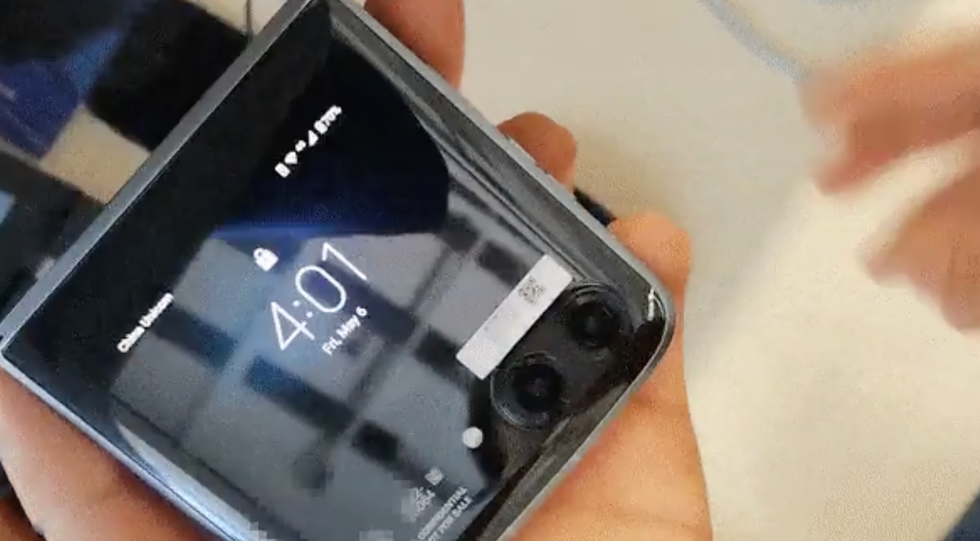 Motorola Razr 3 clamshell appeared on video: holey display, dual camera and Galaxy Z Flip 3 style design