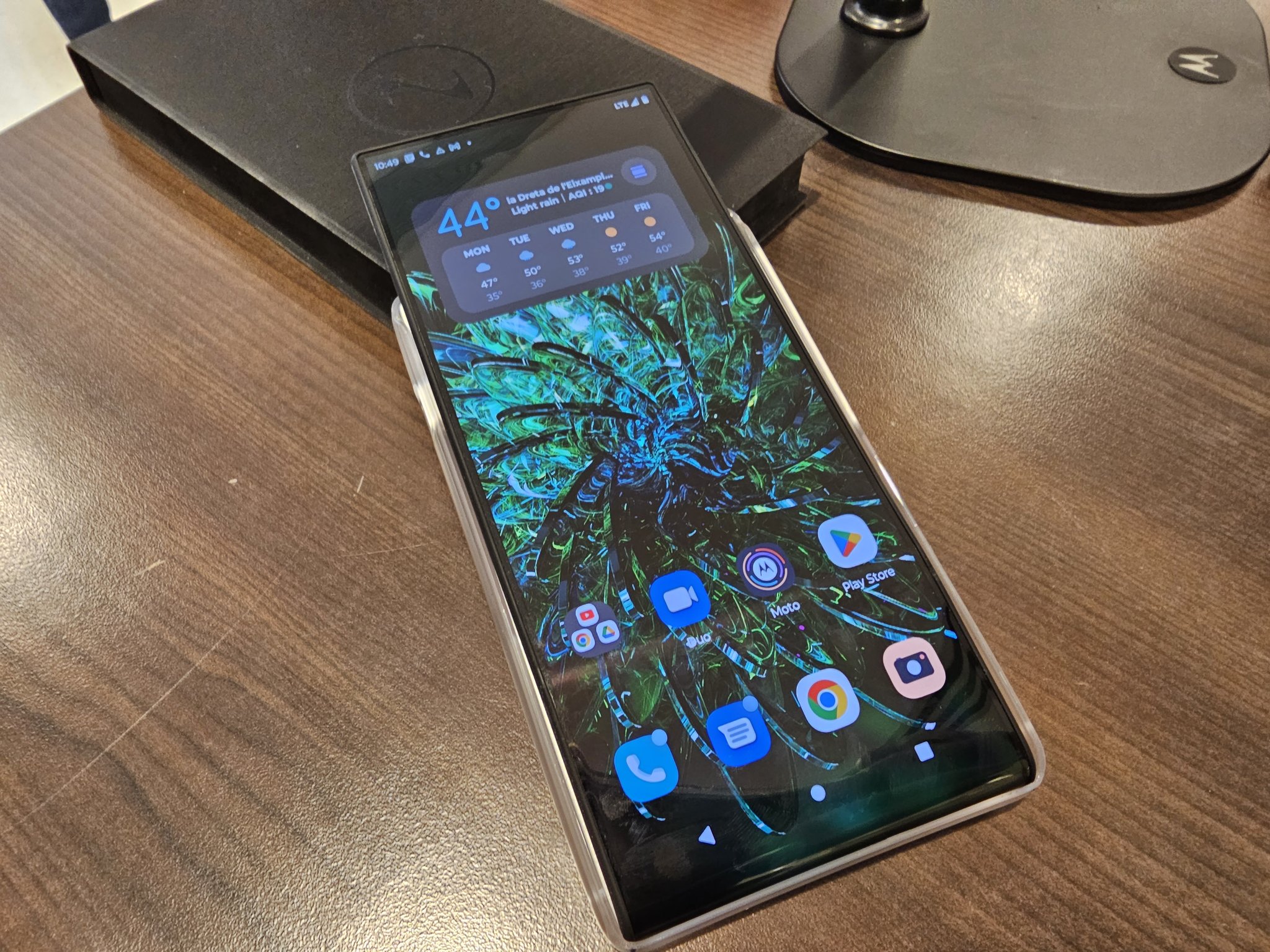 Motorola revela en el MWC 2023 el concepto de smartphone Rizr Rollable con pantalla retráctil