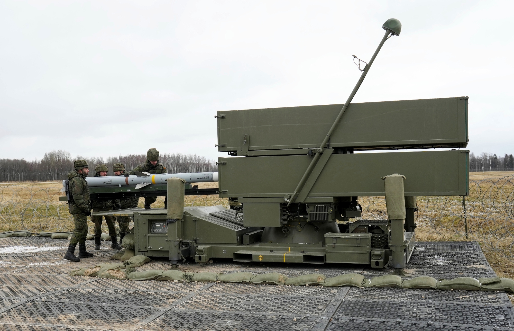 NASAMS-munitie, AIM-9M raketten, Javelin APC's en artilleriegranaten: VS kondigt nieuw militair hulppakket van 150 miljoen dollar aan voor Oekraïne