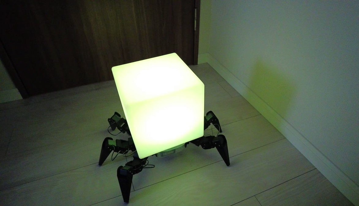 Les Japonais ont créé une veilleuse effrayante sous la forme d'une araignée-robot qui peut se déplacer dans la maison