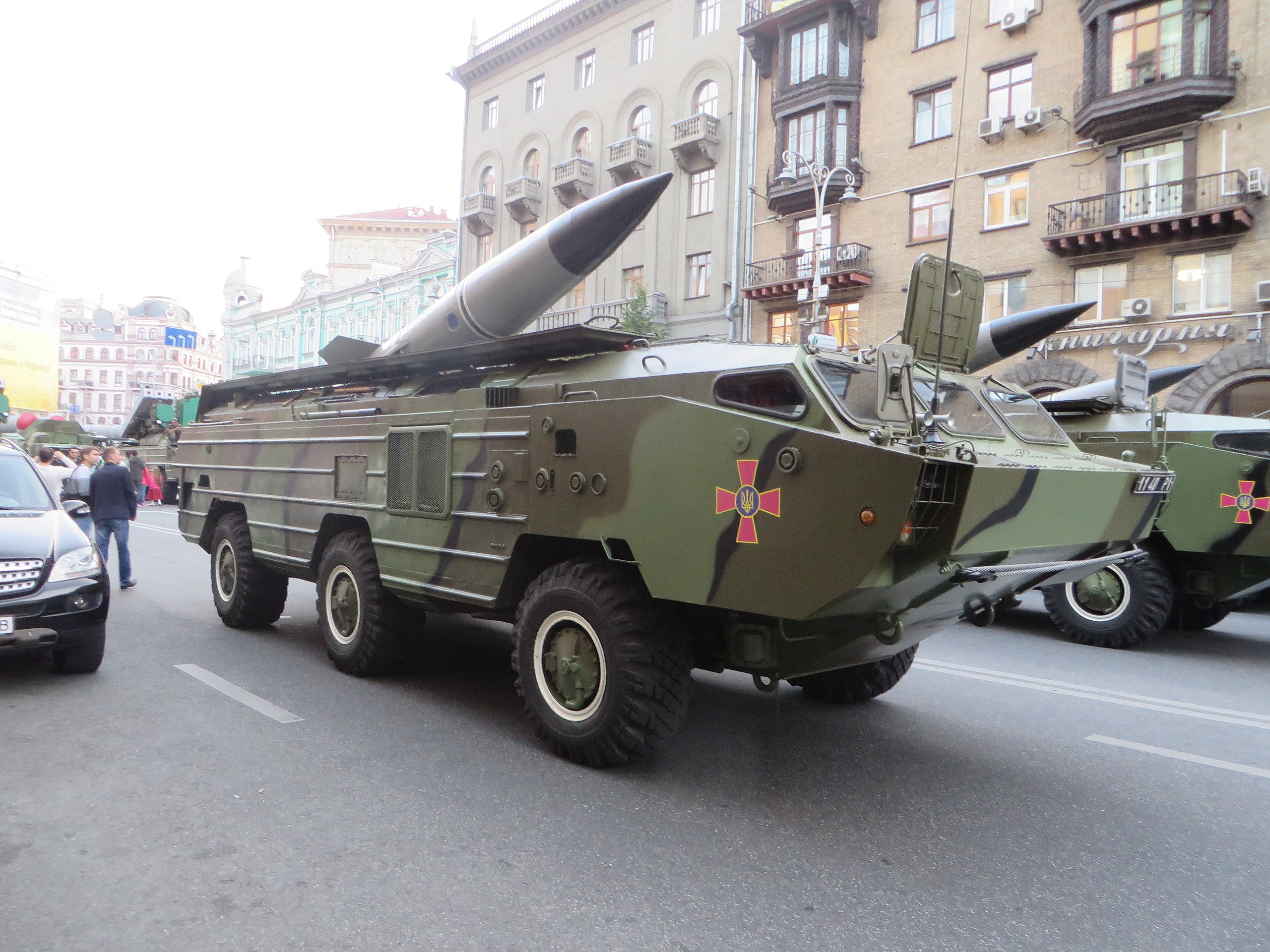 Les forces armées ukrainiennes font une démonstration du lancement spectaculaire de deux missiles à partir du lanceur de missiles Tochka-U.
