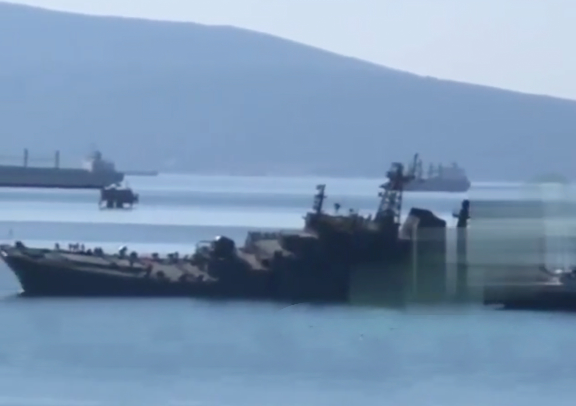drones marítimos atacaron la base militar de rf en Novorosiysk, el ataque dañó el gran buque de desembarco Olenegorsk Miner