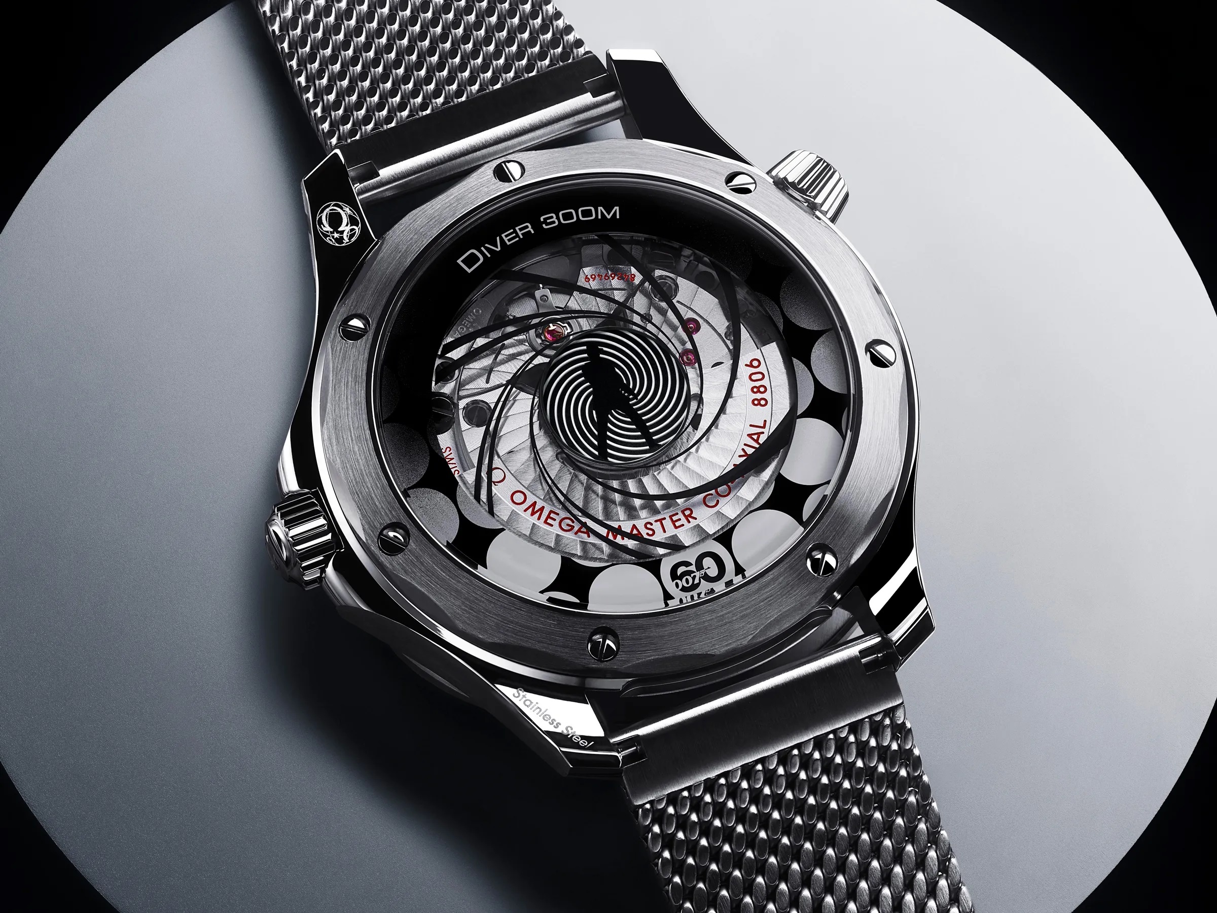 Omega presentó un reloj de 7.600 dólares que replica el inicio de las películas de James Bond con nada más que mecánica