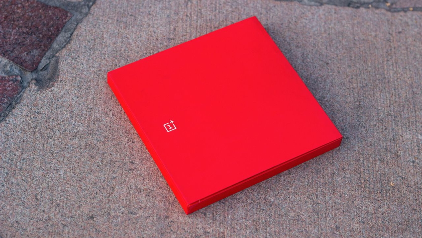 CEO OnePlus показав коробку нового OnePlus 7T: компанія повернеться до витоків