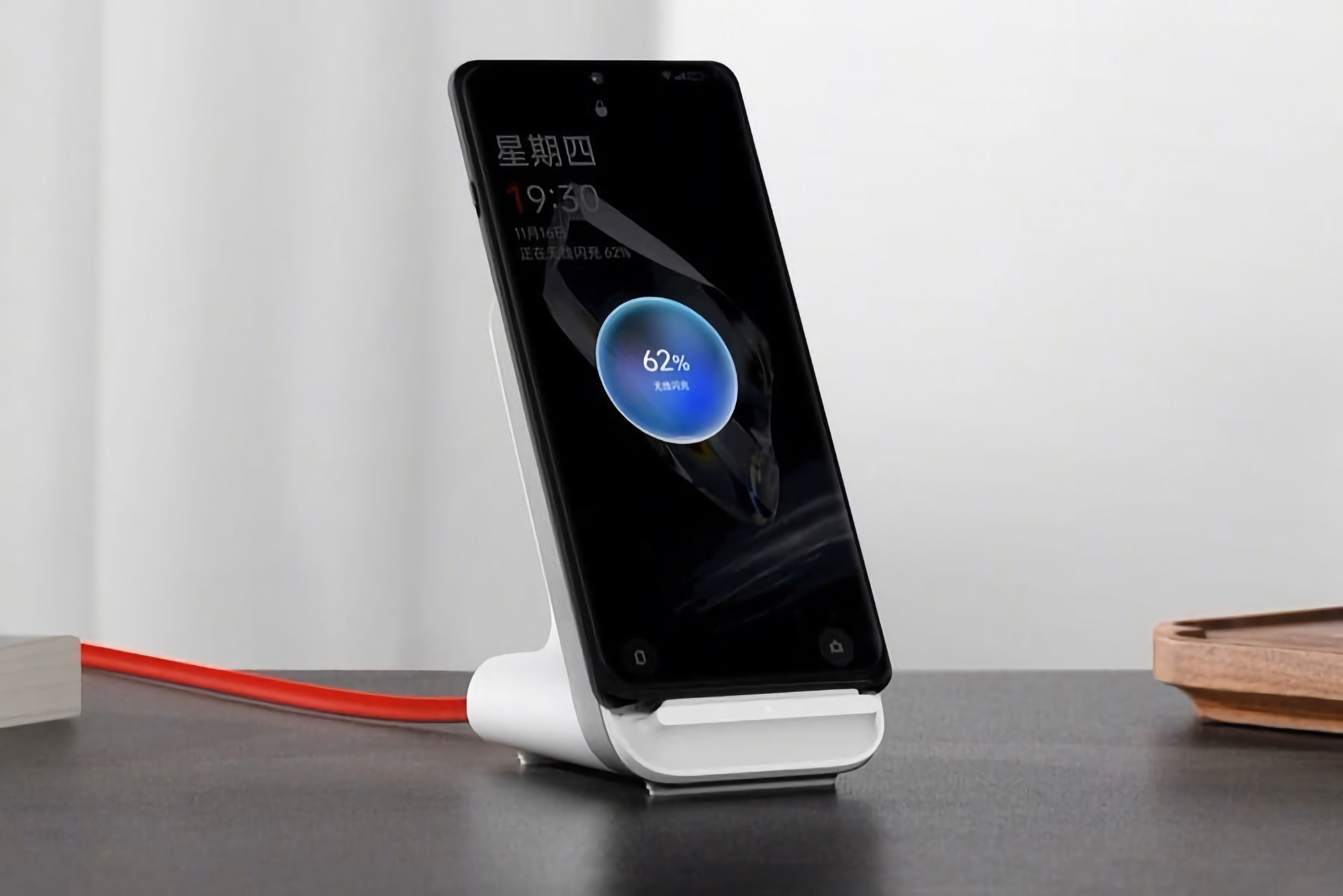 OnePlus ha presentato l'Air VOOC Wireless Flash Charger A1: un dock di ricarica wireless da 50W per il OnePlus 12.