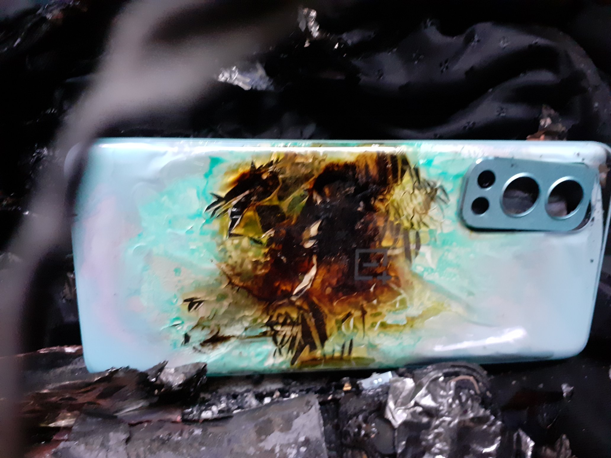 Смартфони OnePlus Nord 2 продовжують вибухати: не обійшлося без постраждалих