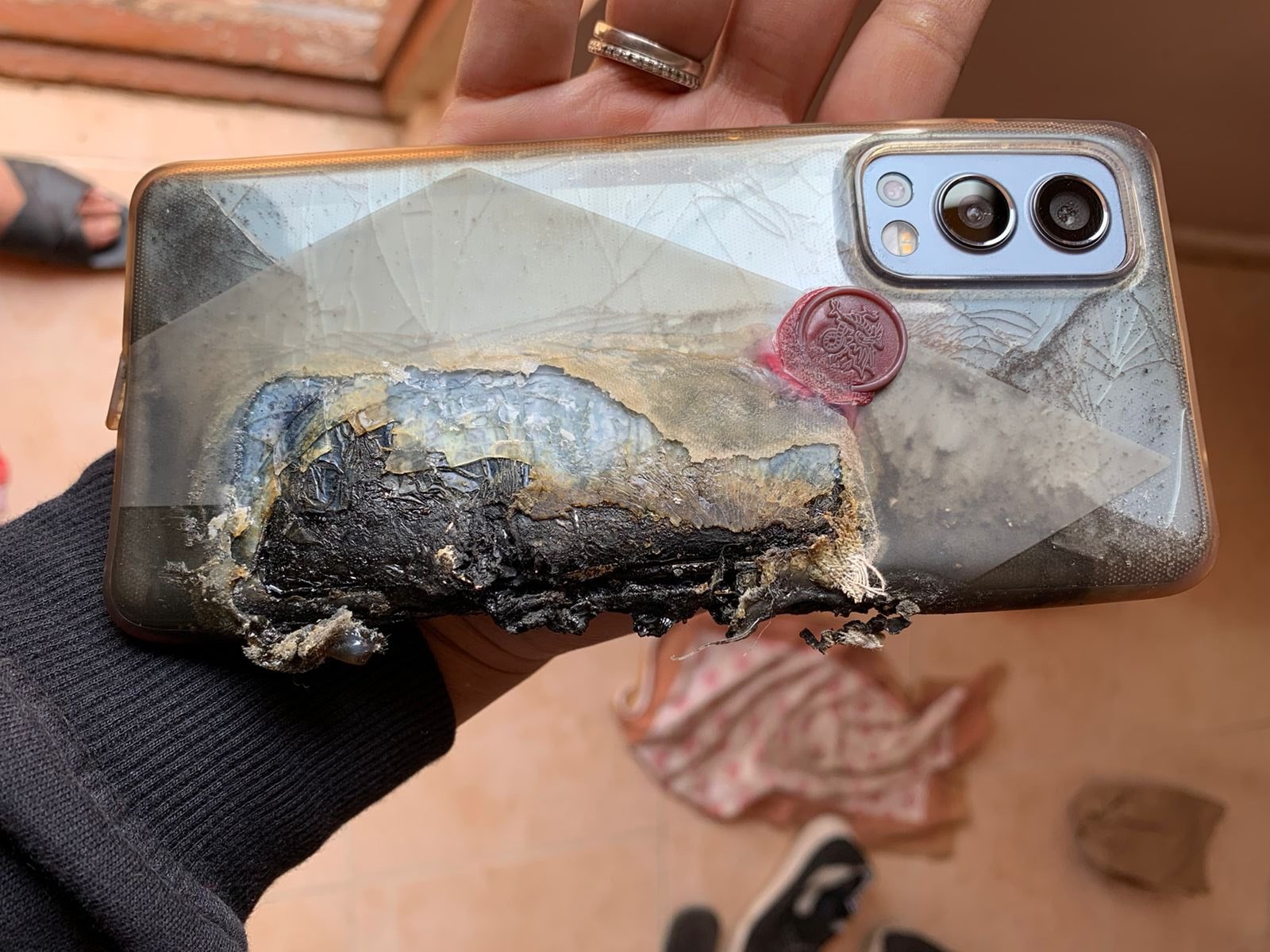 Визнання провини? OnePlus повернула гроші за смартфон Nord 2, який вибухнув, і сплатить потерпілому лікування