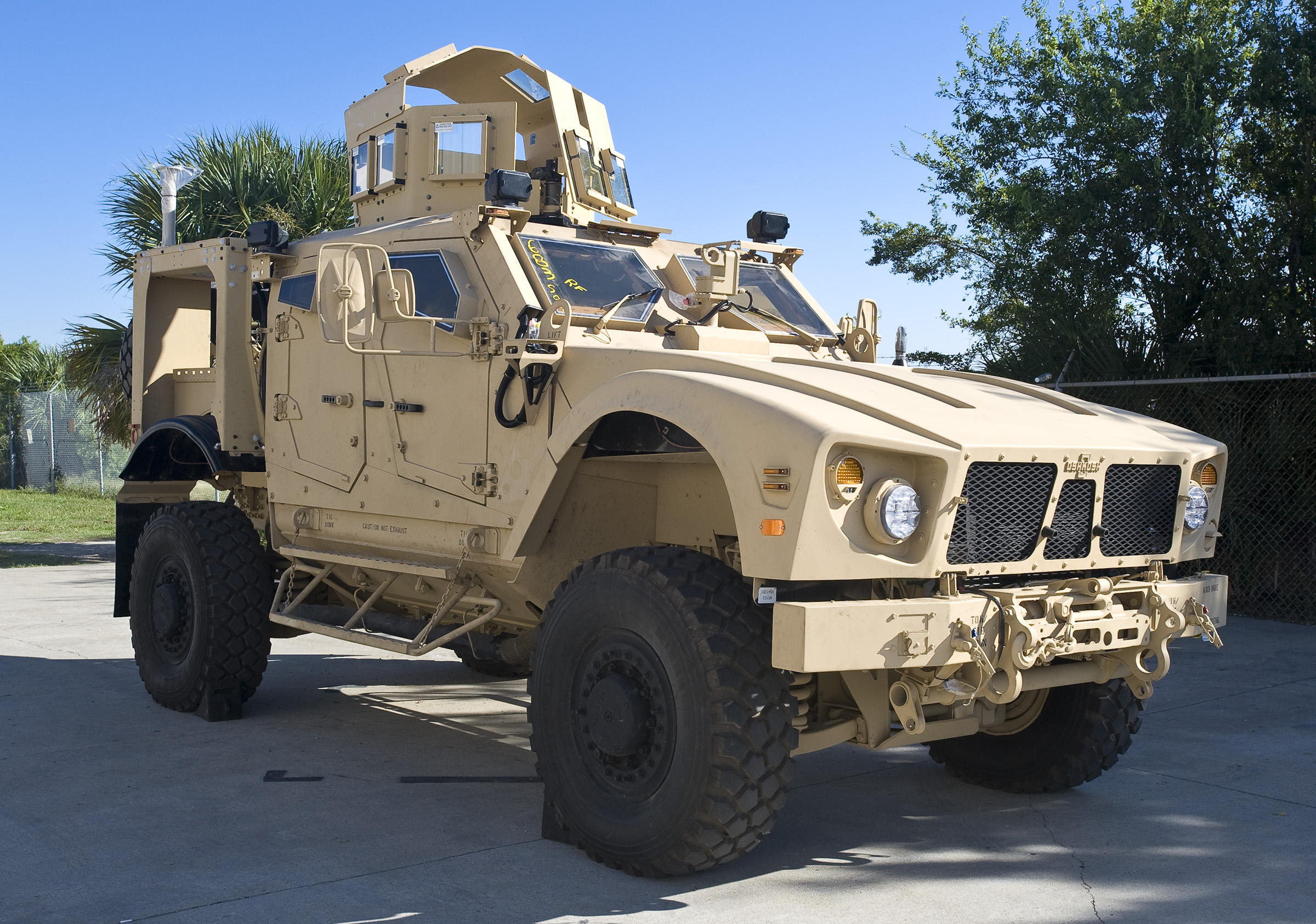 ЗСУ отримали на озброєння сучасні американські броньовані позашляховики Oshkosh M-ATV