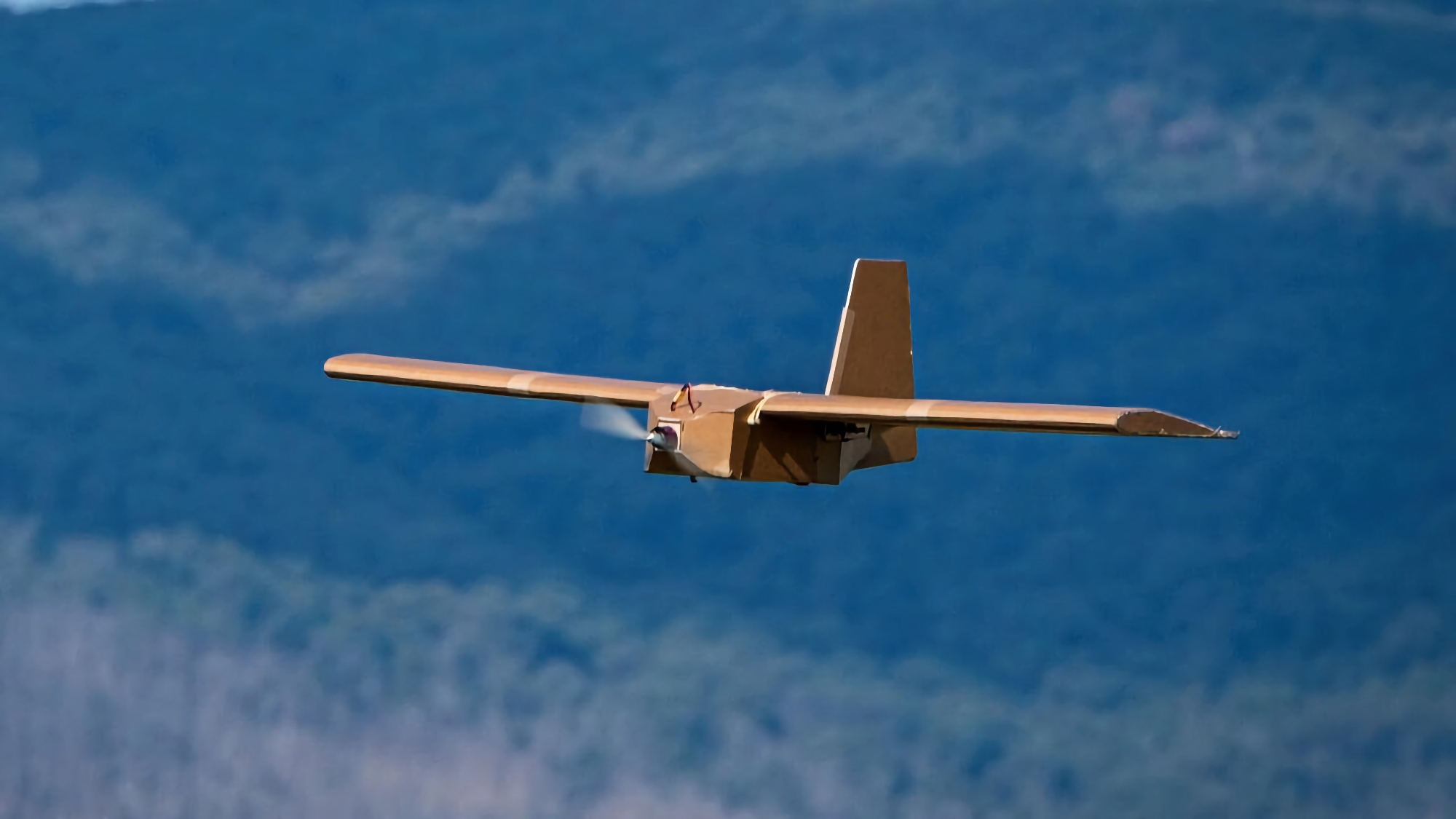 L'Australia invia all'Ucraina circa 100 droni di cartone PPDS al mese; l'UAV può trasportare fino a 3 kg di esplosivo e volare fino a 120 km di distanza.