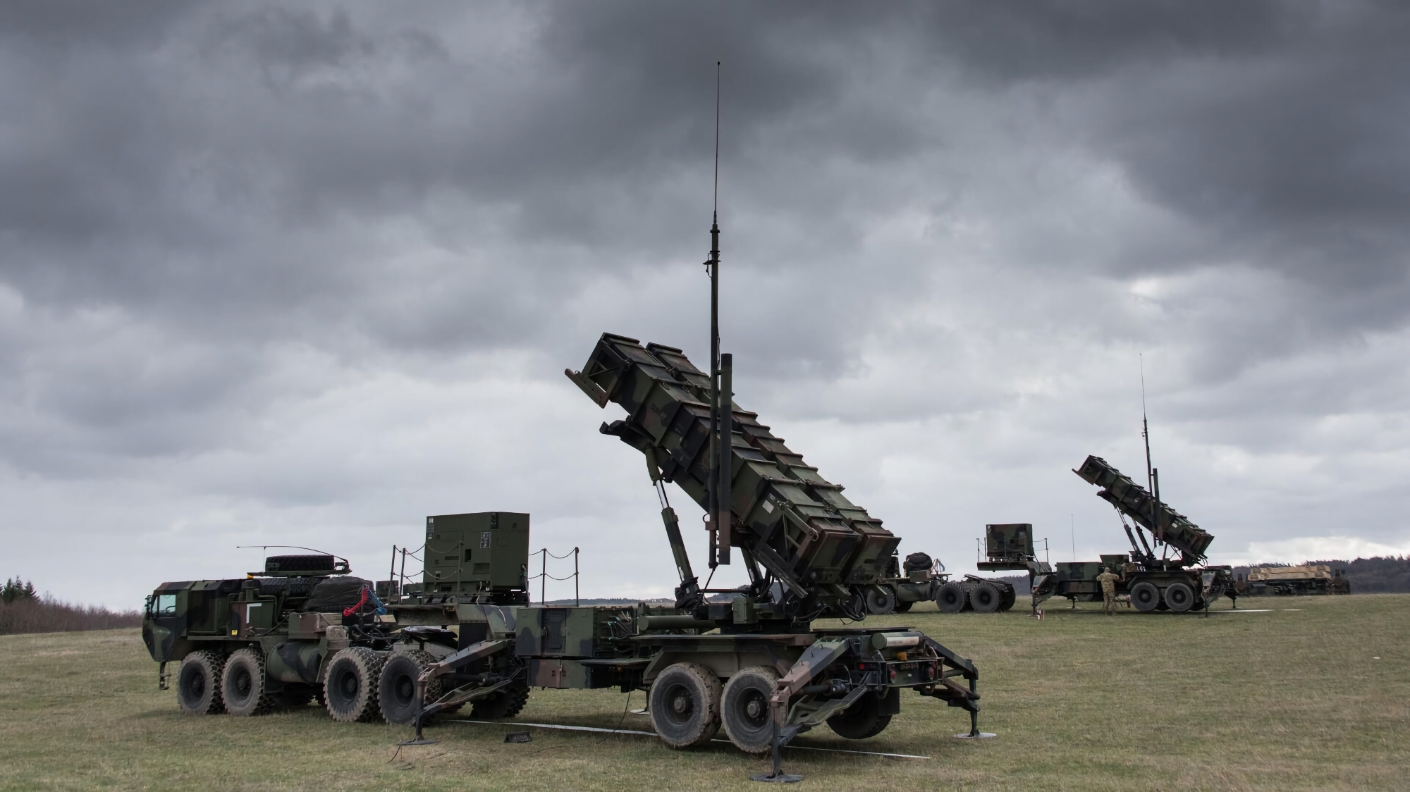 When will the Netherlands hand over the Patriot air defence system to Ukarine?