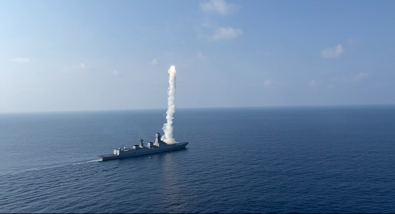 De Indiase destroyer Rajput heeft met succes de supersonische kruisraket BrahMos gelanceerd