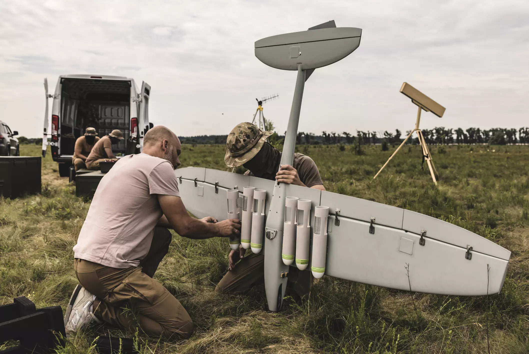 Die Ukraine hat eine Drohne REX entwickelt, die Munition mit einem Gewicht von bis zu 10 kg abwerfen kann und eine Flugdistanz von bis zu 45 km erreicht.