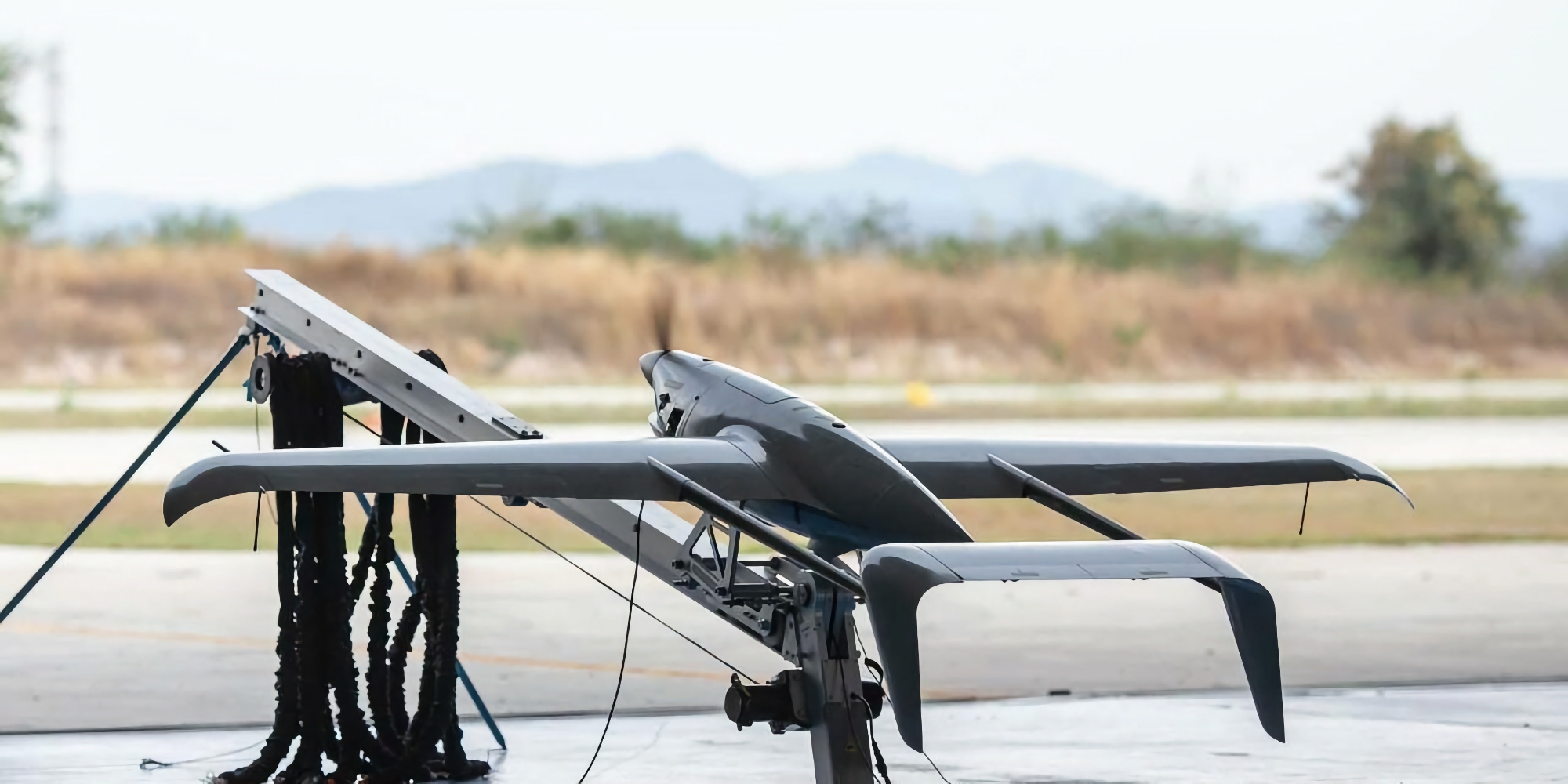 UNITED24 a remis le drone Raybird-3 à l'AFU. Il peut voler jusqu'à 2 500 km et rester en l'air jusqu'à 28 heures.