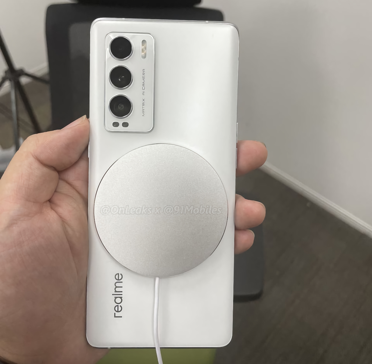 У мережі з'явилися зображення прототипу смартфона Realme GT Master Edition з підтримкою магнітної зарядки MagDart