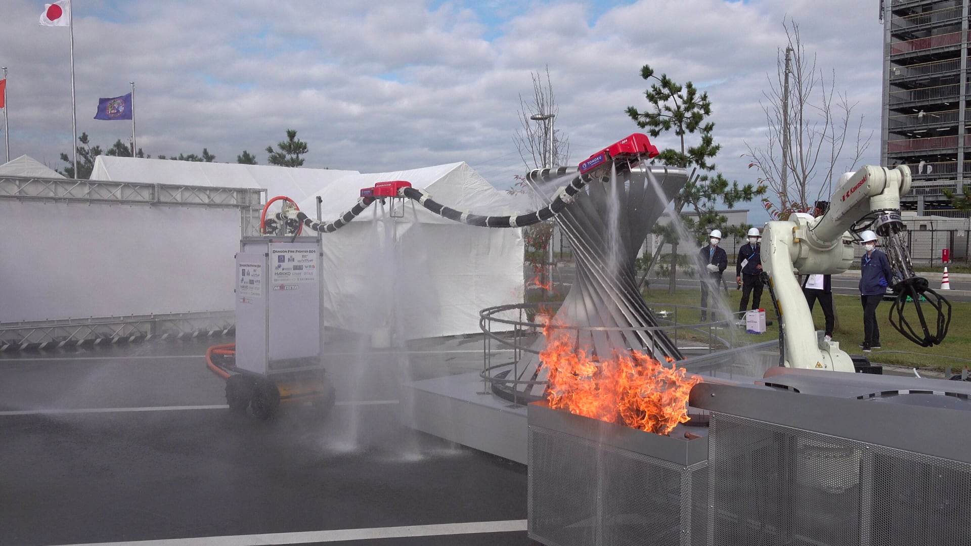 Investigadores japoneses crean un robot bombero que parece un dragón volador y vuela con chorros de agua