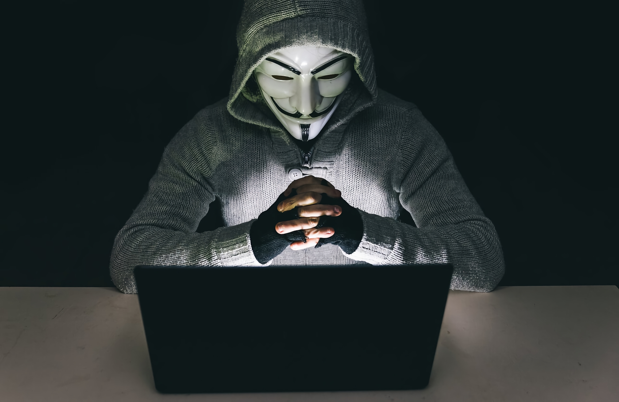Хакеры Anonymous взломали Роскомнадзор и выложили в сеть 800 ГБ файлов ведомства