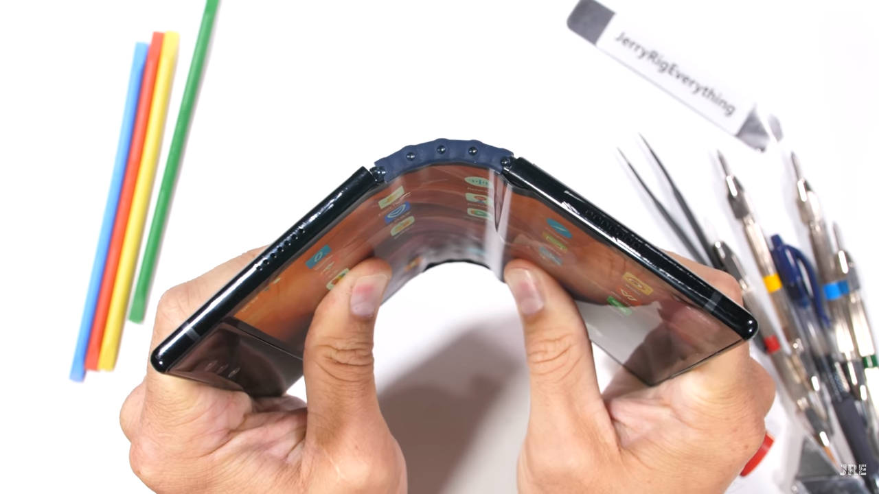 Zgina się i łamie: pierwszy składany smartfon Royole FlexPai nie przeszedł testu wytrzymałości